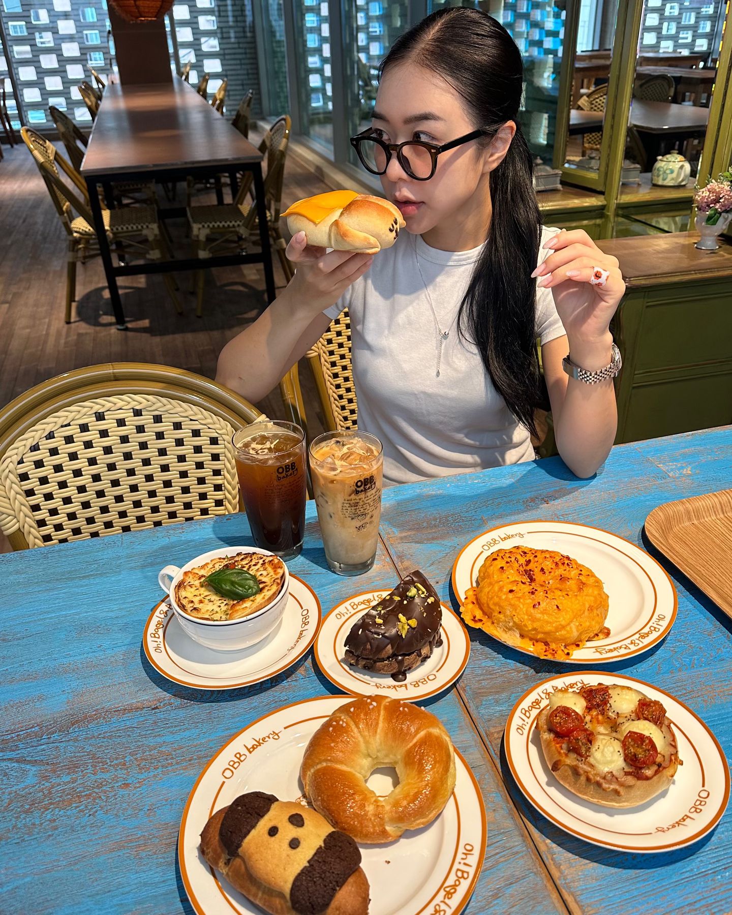#협찬 bakeryobb 🥐🥯🍞🥖🥨

이제 최애 베이글집은 오베베 입니다. 
요즘 제일 핫한 두바이초콜렛,, 카다이프 듬뿍 피스타치오맛 터지는 베이글도 있구요!
소금베이글이 진짜 너무 맛있어서 화냈쟈나요;;..!!! 아직 오픈한지 얼마 안되어 나만 아는 디저트 맛집으로 알고 싶은데 가오픈때 갔는데도 외관이 화려해서 그런거 지나가다 들어가는 사람들이 많았어요. 
내가 좋아하는 맛집리 유명해지면 좋지만 싫은 느낌 🫠🫠

자리도 많고 지하는 애견동반 가능하게 준비한다고 하니까 잠실가면 #오베베베이커리 무조건이구요-* 

어니언스프도 맛있고 귀여운 댕댕이 빵도 있으니 더 유명해지기 전에 얼른 다녀오세요-! 냉동고 사자마자 털러 가야지  ᵒ̴̶̷̥́ ‧̫ ᵒ̴̶̷̣̥̀ ♪ 

#송파베이커리 #송파카페 #송파동베이커리 #송파동카페 #석촌역카페 #석촌역베이커리 #송파빵맛집 #송파소금빵맛집 #송파베이글맛집 #서울베이글맛집 #송리단길카페 #송리단길베이커리 #서울빵맛집 #서울카페추천 #석촌호수베이커리 #석촌호수빵집  #석촌호수카페 #석촌호수분위기카페 #석촌호수베이글맛집 #오베베베이커리 #obbbakery