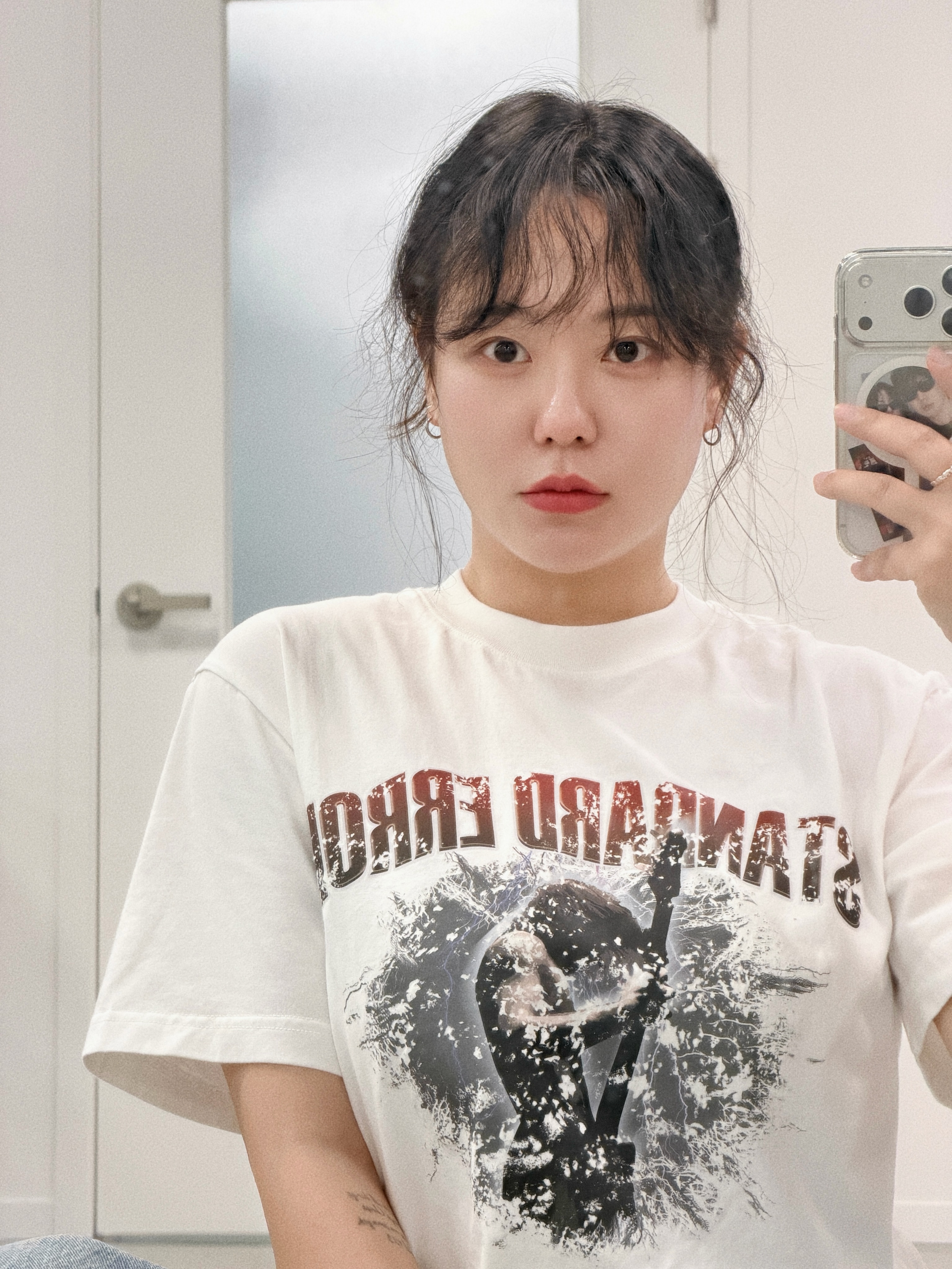 여름의 기록🌿

#광고 #스탠다드에러
검정처돌이인 나지만 이 반팔은 
여유로운 핏이라 편하게 손이 자주 가는 반팔티🙌🏻
부드러운 코튼 원단이라 착용감 좋고 활동하기도 편함

흰티에 청바지. 이건 뭐 😎
구름pick 87-STAN252 노이즈 시티 크랙 솔리드 반팔 티셔츠 Lsize