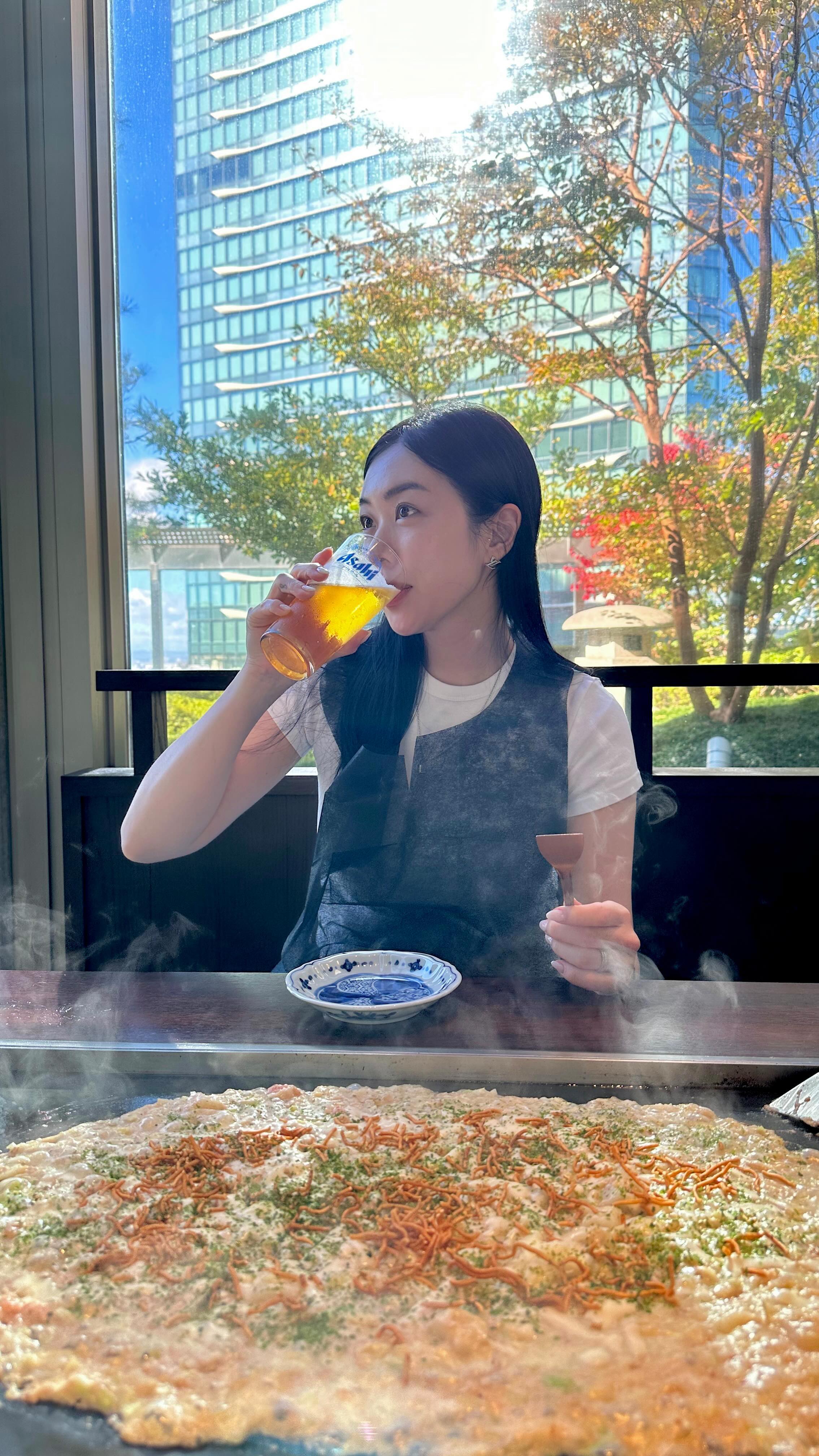 비주얼이 비둘기 토 같다는 #몬자야끼 🥵
약간 긴장했는데 진짜 너무 맛있어서 여행내내 생각나던 맛.

웨이팅하면서 제발 창가쪽 자리면 좋겠다고 했는데 
마침 딱 원하던 자리라 더 완벽했던 식사 ( ʚ̴̶̷̆ ̯ʚ̴̶̷̆ ) /⊃🍺♥ !!!!!
⠀
#모헤지 #모헤지몬자야끼 #오사카맛집