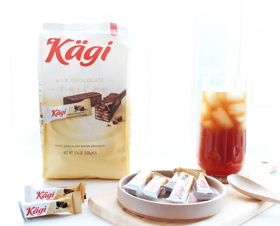 #협찬 

크리스피한 웨이퍼와
크리미한 필링의 맛있는 조합
#카기 (KAGI)

카기는 스위스 No.1 초콜릿 웨이퍼 브랜드로
스위스에서 가장 판매량이 높은 웨이퍼랍니다

스위스 원료를 사용하여 만든
최상급 퀄리티의 초콜릿이라 그런지
차원이 다른 부드러움과 달달함이 느껴졌는데
커피나 우유, 어떤 음료와도 잘 어울리고
남녀노소 누구나 좋아할만한 맛있음이라
온가족 간식으로 준비해도 좋을 것 같아요!

스위스에서 가장 인기 있는 카키 초콜릿
이제 한국에서도 만나보세요~🤩
이마트 트레이더스로 고고-!!

✔️이마트 트레이더스 매장 보기
👉 https://www.kaegi.com/en/kagi-emart-korea)
.
.
.
#kagi #초콜릿추천 #스위스콜릿 #스위스초콜릿 #초콜릿웨이퍼 #swisschocolate #chocolatewafer