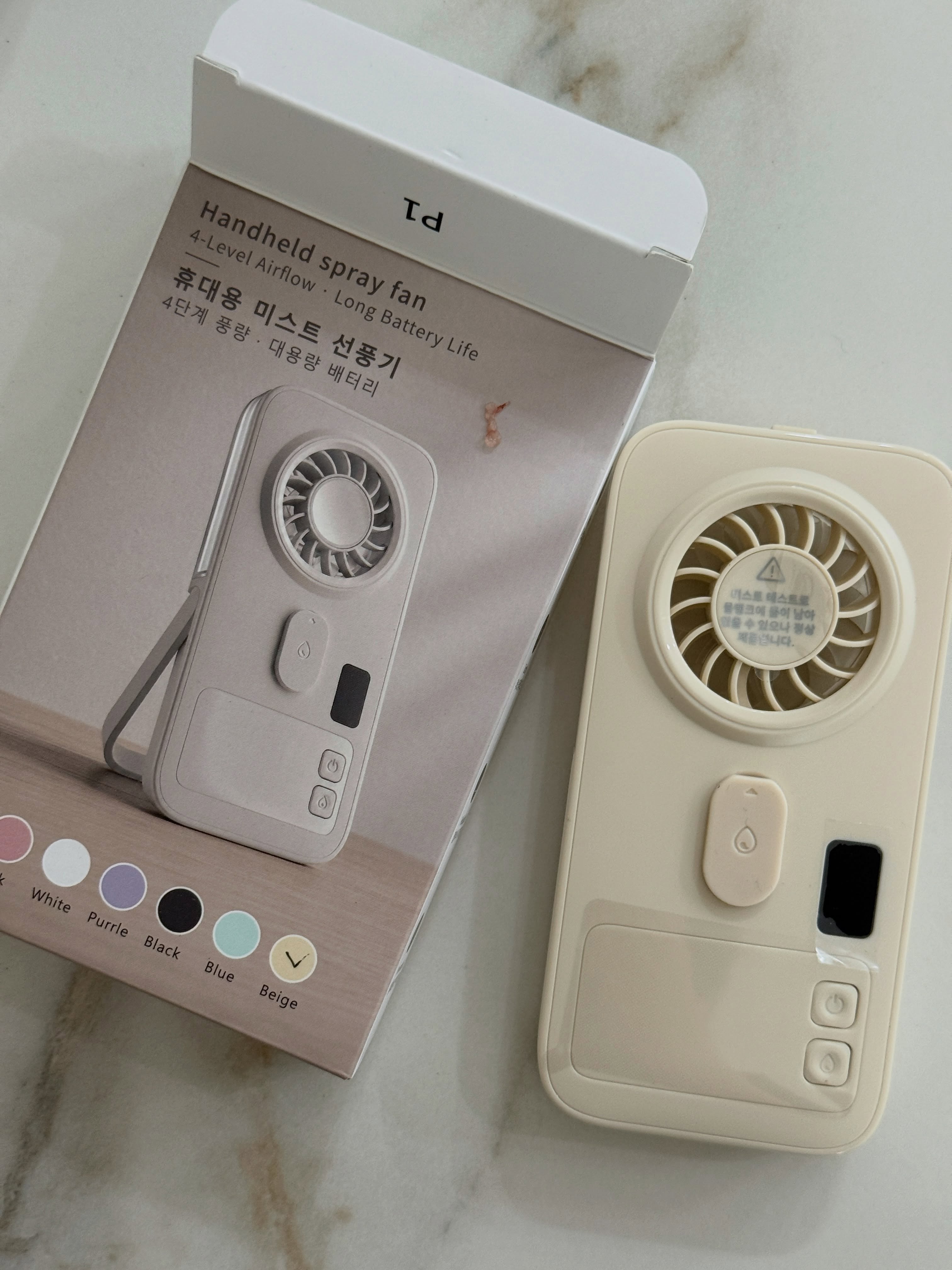 🌬️💦 요즘 날씨가 너무 더워서 휴대용 선풍기를 찾다가 사용하게 된 ebeiya 핸디 미스트 선풍기 베이지!

일반 손선풍기와 다르게 미스트 기능까지 있어서 더위를 식히기에 훨씬 시원하더라고요 😊 손잡이 부분에 물을 넣고 버튼만 누르면 미세한 미스트가 분사되는데, 뜨거운 야외에서도 얼굴과 목 주변을 빠르게 시원하게 만들어줘서 만족스러웠어요.

🎐 크기도 부담스럽지 않아 가방에 쏙 들어가고, 베이지 컬러라 깔끔하고 고급스러운 느낌까지 들어요. 출퇴근길이나 산책, 캠핑, 야외활동할 때 들고 다니기 좋았습니다.

바람 세기도 여러 단계로 조절 가능해서 상황에 맞게 사용할 수 있었고, 소음도 심하지 않아 실내에서 사용하기에도 괜찮았어요. 특히 미스트와 함께 사용하면 일반 휴대용 선풍기보다 훨씬 시원한 느낌이라 한여름 필수템으로 추천하고 싶어요! ☀️❄️

무더운 날씨에 시원함이 필요하다면 휴대성과 실용성을 모두 갖춘 핸디 미스트 선풍기로 여름 준비해보세요 💙🌿

#광고#ebeiya선풍기#핸디선풍기#손선풍기#미스트선풍기휴대용선풍기