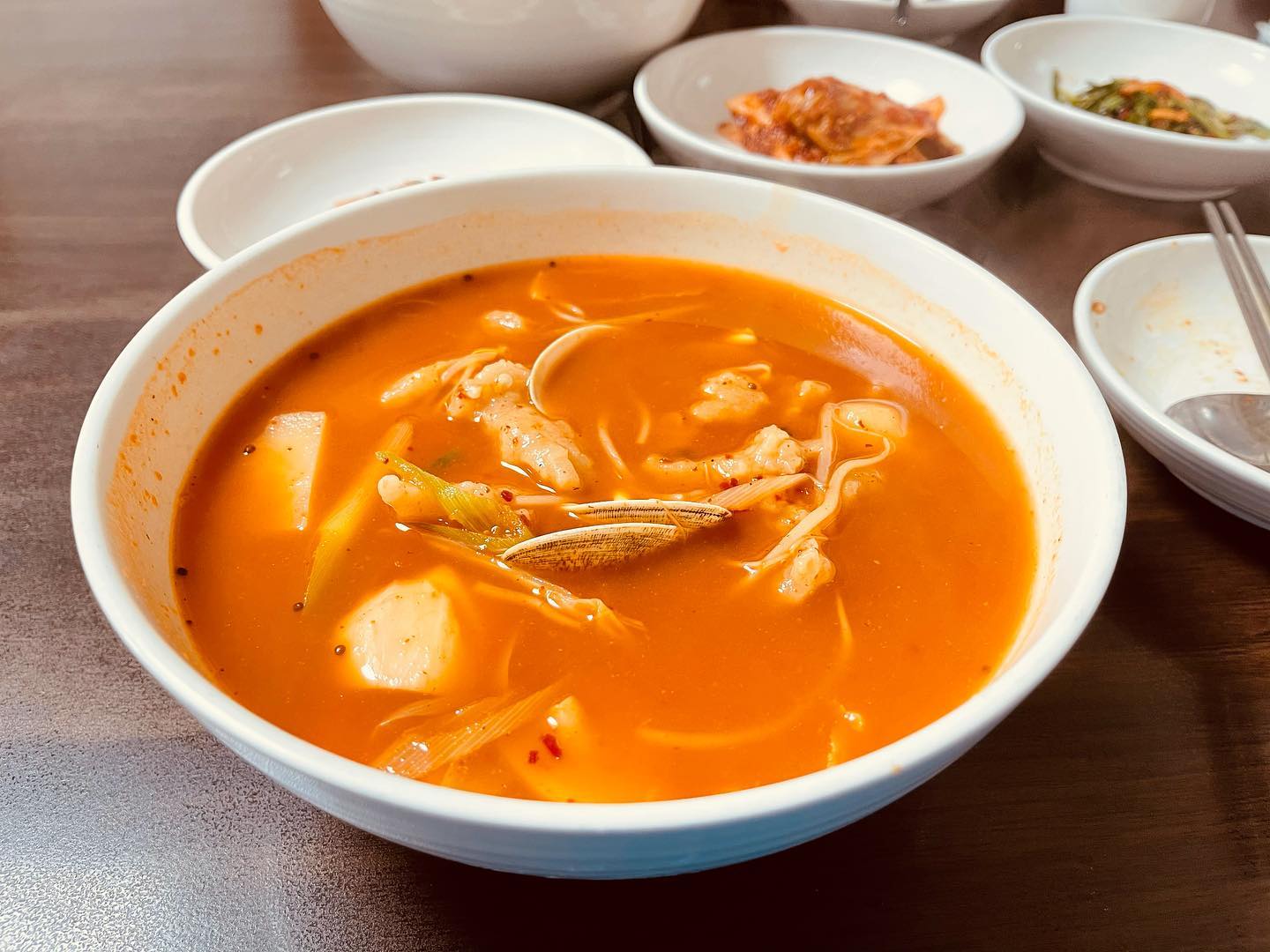 엄마 건강검진 받고 맛난거 먹으러!!!
만두는 존맛탱이얌..😍

3시간 금식이라면서 수제비 먹는 엄마와 나..

#밀밭손칼국수#millbat_ #칼국수#파전 #수육#성신여대맛집 #성북구청맛집