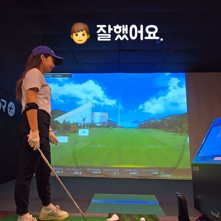 칭찬은 연습을 더더~ 즐겁게 한다😆

울 연습장 훈남 프로칭찬러 방프로님과 연습🙃

맨날 라운드 전에만 연습가서 
언제 꾸준히 나와서 구질 바꿀거냐고
저보다 더 안타까워 하시거든요.

그래도 갈 때마다 밀착 레슨 완소🫶완소
훈남프로님 앤드골프로 인도합니다💜

@andgolf_official

연습할 때 아이언 커버 2개를
바닥에 두고 채가 사이로 지나가게...
GDR에서는 드로우를 연습중🎈
근데 7번 120까지 갔거든요😂
다시 거리회복으로 인도하심

#방향성이_참_좋아짐🤩
#그래도_페라이스_탈퇴는_안됨

📍GDR연습장
@gdr_pyeongni

 

#효리씨 #효리씨골프 #대구골퍼 #대구골프 #골프블로거 #골프인플루언서 #골프스윙 #앤드골프 #대구골프레슨 #대구GDR아카데미 #굿프렌즈골프 #GDR아카데미평리점 #골프연습 #대구골프연습장