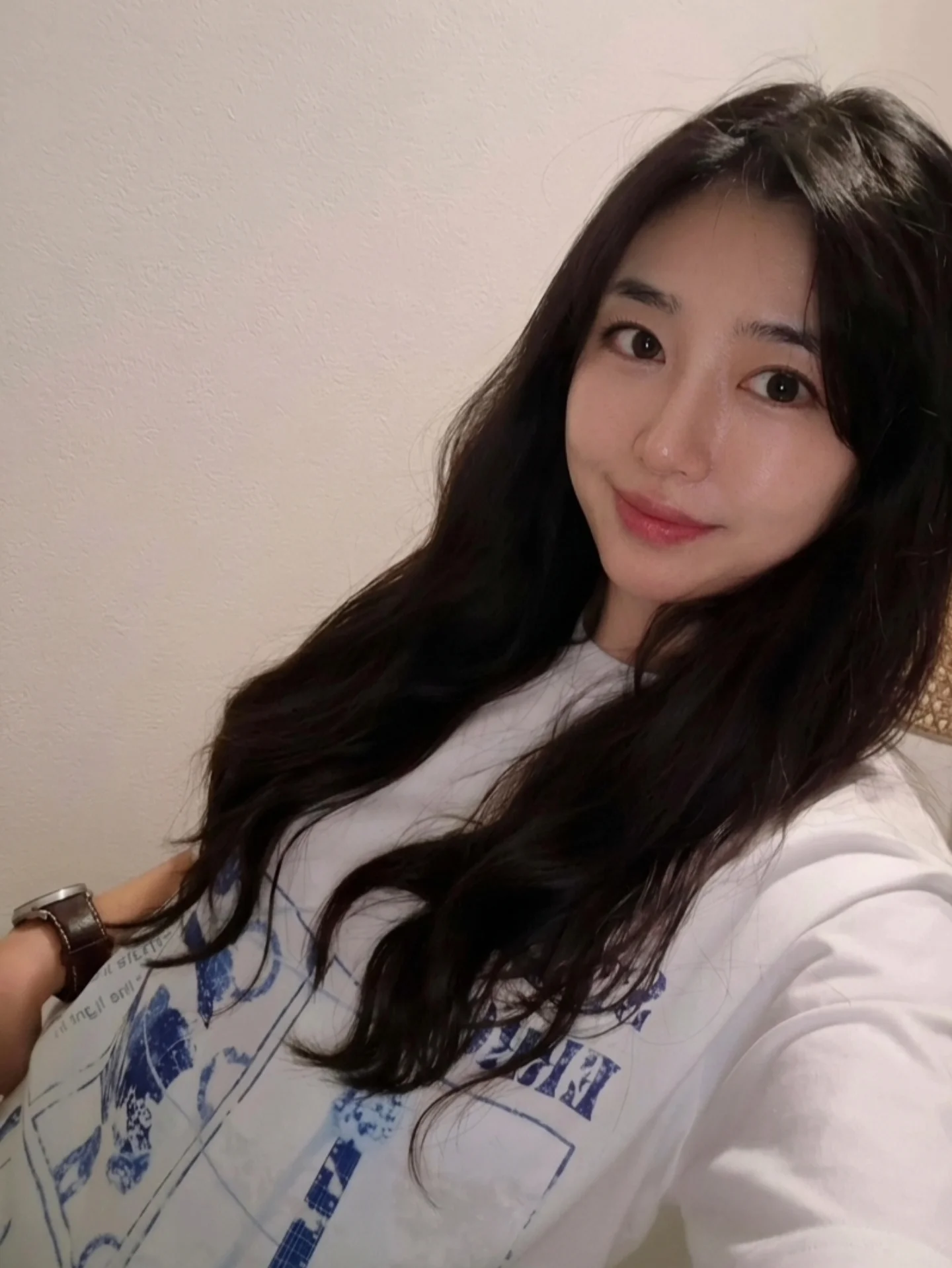 #광고
요즘 오버핏 반팔에 부쩍 손이 자주 가길래 스탠다드에러 87-STAN259 스트럼 사운드 크랙 솔리드 반팔티셔츠를 한 번 입어봤어요. 👕
전체적으로 핏이 여유롭게 나와서 몸에 달라붙지 않고 정말 편하더라고요. 남녀공용 제품이라 사이즈만 잘 맞춰서 고르면 데일리룩으로 가볍게 입기 딱 좋을 것 같아요.

앞면에 들어간 프린팅이 빈티지한 느낌을 줘서 그냥 청바지에 툭 걸쳐 입어도 전혀 심심하지 않고, 자연스러운 스트릿 무드를 내기 좋았어요. 👟
원단도 부드러운 코튼 소재라 피부에 닿을 때 까슬거리는 느낌 없이 참 편안했는데요, 움직일 때도 답답하지 않아서 올여름에 교복처럼 자주 찾게 될 것 같아요. 🤍

지금은 단독으로 가볍게 입기 좋고, 나중에 날씨가 조금 쌀쌀해지면 셔츠나 가벼운 아우터 안에 레이어드해서 매치해도 예쁠 만한 아이템 추천 🫶🏻

@standarderror_official
#스탠다드에러#STANDARDERROR #남여공용반팔#반팔 반팔추천 반팔추천 오버핏 티셔츠 여름반팔 레이어드 T-Shirt T-Shirt 빈티지반팔