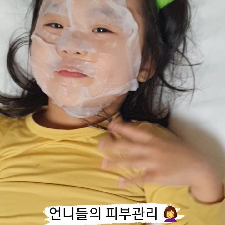 뾰루지 없어졌다는
첫째가 쓴 #거품마스크팩 
둘째는 촉촉한 #마스크팩
#마스크팩추천 #마스크팩덕후 
#마스크팩후기 
벌써부터 관리하는 #언니들의피부관리 
#겨울이니까
