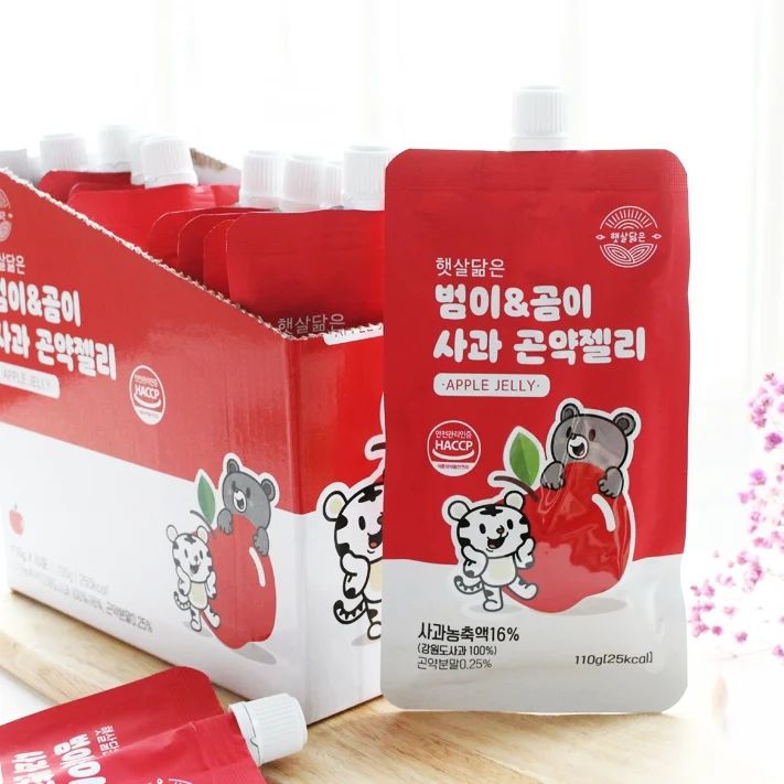 #협찬 

건강에 좋고 칼로리가 낮은 건
맛이 없거나 별로라는 편견을 깨준
#범이곰이 #사과곤약젤리 

새콤달콤한 사과맛에 출출할때마다
하나씩 꺼내 먹으면 든든하고
탱글탱글한 식감이 재밌기도 해서
아이들과 사이좋게 나눠 먹고 있는
#저칼로리간식 이랍니다

보통 마트나 인터넷에서 만나 본 제품들은
수입산 농축액이 1% 이하로 들어가는 경우가 많아
거의 향으로만 먹을 정도로 맛이 미미했는데
햇살담은 범이곰이 사과곤약젤리는 GAP 인증받은
영월사과 농축액이 16%나 함유되어 있는 데다
이중젤리 기술이 들어 있어 씹는 맛까지 즐길 수 있으니
아이들뿐 아니라 부모님 간식으로도 딱-!!

저분자피쉬콜라겐까지 함유되어 있는데
합리적인 가격이어서도 좋고
과수원을 직접 운영하고 있어 사과의 처음부터
강원도 대표 캐릭터인 범이곰이를 활용한 제품의 포장까지
하나하나 신경쓰며 직접 제조하고 있으니
더욱 더 믿고 먹을 수 있는 간식인 것 같아요~🤩
.
.
.
#곤약젤리 #사무실간식 #저칼로리음식 #영월곤약젤리 #고향사랑기부제답례품 #다이어트곤약젤리 #햇살닮은 #달달한간식