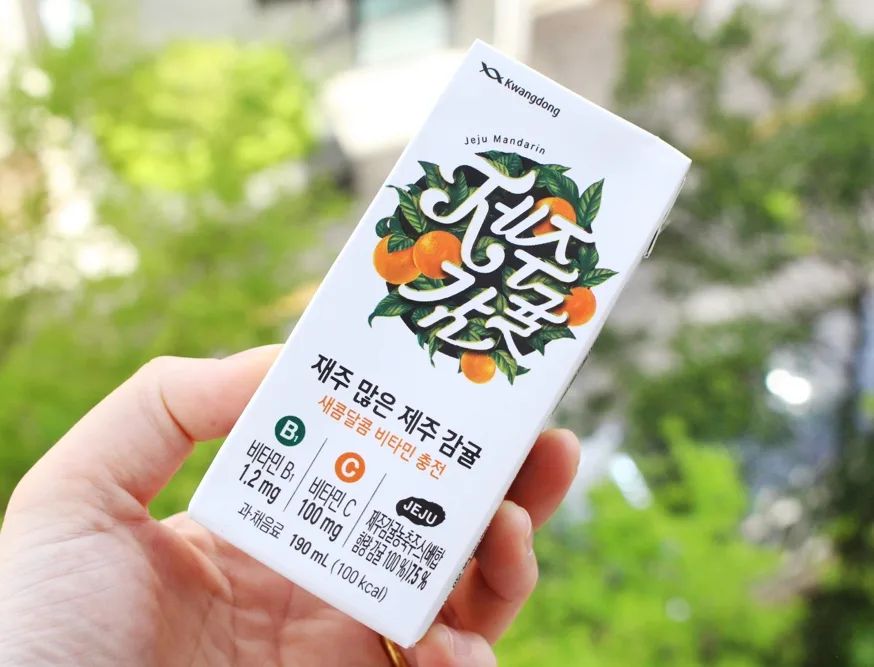 #협찬 

비타민B1과 비타민C를 한 팩에 쏙!
청정 제주지역에서 자란 제주감귤로 만든
✔️제주 많은 제주 감귤

아이부터 어른까지 누구나 좋아하는
새콤달콤~ 맛있게 달달한 감귤주스여서
온가족 음료로 즐기고 있어요 :)

6겹 종이팩에 무균 포장기술로 담아
실온에서도 안전하게 보관할 수 있고
콤팩트한 크기라 아이들 가방에
쏙쏙 넣어주기에도 딱-!!

상온보관에 소비기한 1년이라
쿠팡 등 온라인에서 한번에
쟁여놓기에 좋더라고요

바쁜 현대인의 식습관에서 놓치기 쉬운
영양소 비타민 B1과 C,
이제 매일 한 팩으로 챙겨보세요~🤩
.
.
.
#주스 #과일주스 #과일음료 #감귤주스 #제주감귤 #제주감귤주스 #비타민주스 #비타민음료