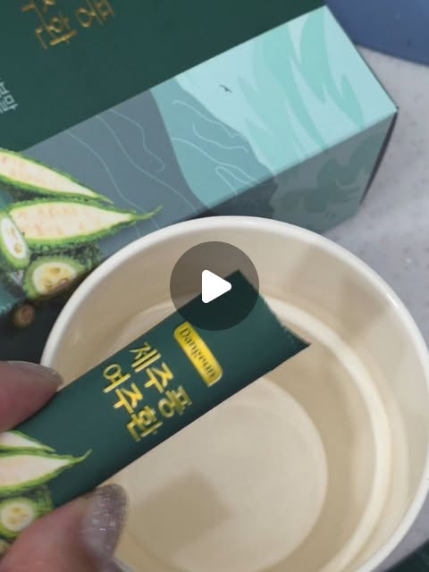 #광고 식후에 괜히 졸리고 당 떨어지는 느낌이 반복되면 괜히 신경 쓰이더라고요. 그래서 요즘 챙겨보고 있는 제주산 여주환 🍃

제주도 바람을 맞고 자란 국내산 100% 유기농 여주를
저온건조 방식으로 담아 영양 손실을 줄였다고 해서 더 눈길이 갔어요.

무엇보다 2~3mm 미니 사이즈 환이라
목 넘김 부담 없이 간편하게 챙기기 좋았고,
한 포씩 낱개 포장이라 외출할 때 가방에 쏙 넣어 다니기 편했어요.

식후 혈당 관리가 신경 쓰이거나
일상 속에서 가볍게 혈당 케어 루틴 만들고 싶은 분들께 괜찮은 선택 같아요.

#천연인슐린 #식물성인슐린 #혈당디톡스 #혈당낮추는음식