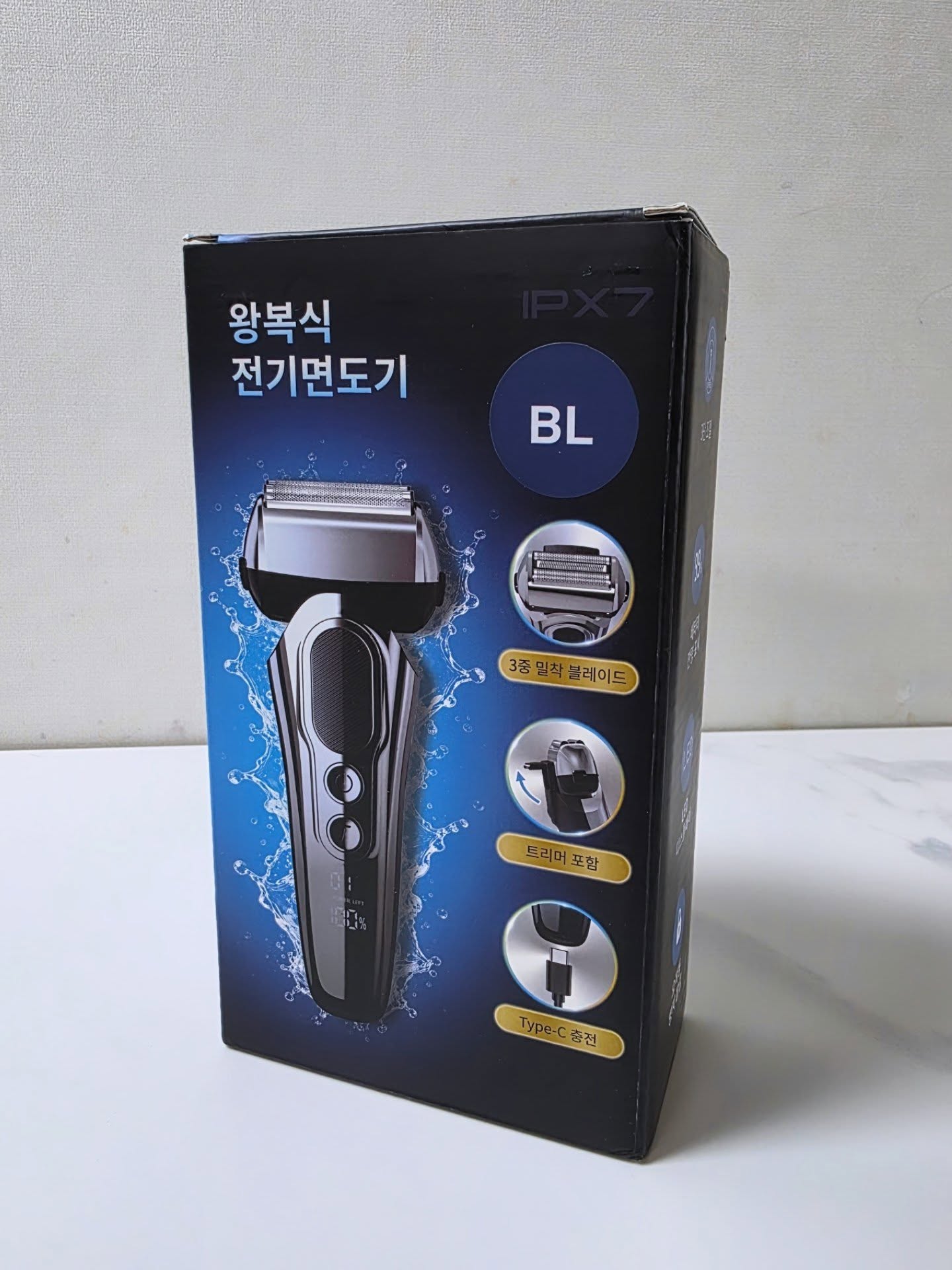 #광고
■ ebeiya 남성 전기면도기

아침마다 면도 때문에 시간 오래 쓰시는 분들 계신가요?
저도 수염이 빨리 자라는 편이라 매일 면도를 하는데, 최근에 사용해본 #ebeiya면도기 덕분에 아침 준비 시간이 훨씬 편해졌어요.

처음 받아봤을 때부터 깔끔하고 세련된 디자인이 마음에 들었는데요. 손에 쥐었을 때 그립감도 좋아서 사용하기 편하더라고요.

특히 3중날 왕복형이라 수염을 여러 번 밀지 않아도 깔끔하게 정리되는 점이 만족스러웠어요. 턱선이나 입 주변처럼 꼼꼼하게 면도해야 하는 부분도 부드럽게 밀려서 피부 자극이 적게 느껴졌습니다.

건식, 습식 모두 사용 가능해서 바쁜 아침에는 빠르게 건식으로 사용하고, 주말에는 폼을 사용해서 습식 면도로 깔끔하게 관리하고 있어요.

또 C타입 충전 방식이라 충전도 정말 간편! 휴대폰 충전기로 함께 사용할 수 있어서 여행 갈 때 챙기기 좋더라고요.

생활방수 기능 덕분에 사용 후 물세척도 간편해서 관리 부담이 적은 점도 장점!!

면도는 매일 하는 습관인 만큼 편안한 사용감이 중요한데, ebeiya면도기는 면도력과 편의성 모두 만족스러웠던 제품이에요.
가성비 좋은 전기면도기 찾고 계신다면 추천드립니다!!

🔗 상품링크 :  https://link.coupang.com/a/ecnaYnh1fE

#ebeiya면도기 #전기면도기 #남자면도기 면도기추천 남자필수템 남성뷰티