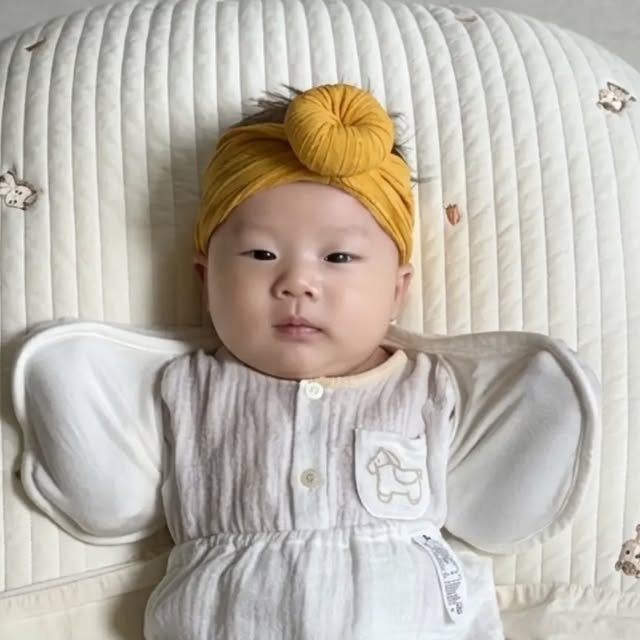 #광고 키즈웍에서 받는 2번째 광고에요!!
목이나 겨드랑이에 땀이 차지 않고 시원하고~
우선 아이기 너무 편안해 해요~
가끔 딱꾹질질할때 모자 씌어주는데, 이젠
귀엽고 앙증맞은 헤어밴드로 하려구요!!
부드러운 모달소재로 신축성이 좋아 갑갑하지 않고
안심하고 사용할 수 있고
디자인권이 등록된 참신한 아이디어의 초소형 스와들 입니다!!
.
.
#모로반사 #태열 #스와들 #키즈웍신생아