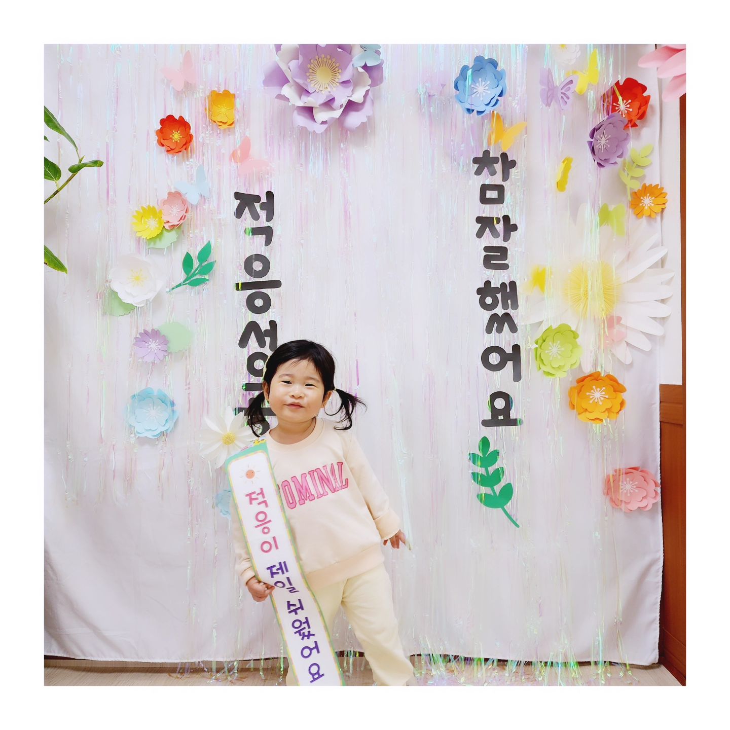 새로운어린이집
적응축하이벤트♡

우리딸은 모...잘할줄 알았네ㅋㅋ

요새꽂히 키티솜사탕 받고
어쩔쭐몰라함ㅋㅋ

솜사탕=사탕인줄알았는지
사탕아니라며ㅋ시무룩

키티10분정도 탐색하다가ㅋ
앙~!!!!

#어린이집적응기 #인생첫솜사탕 #키티솜사탕