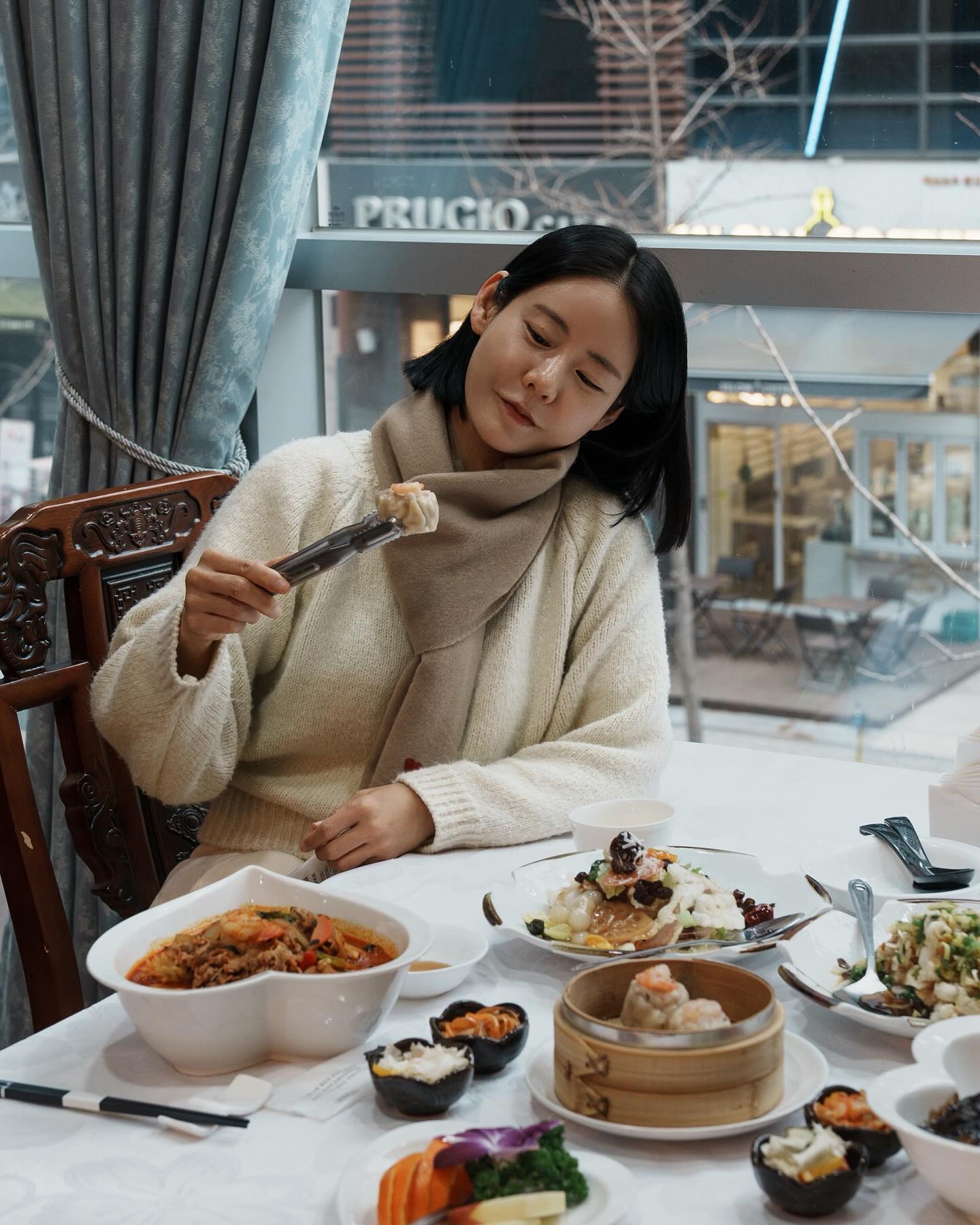 #광고 특별한 날 방문하면 딱!😊
음식은 말할 필요 없이 맛있고
딤섬까지 완벽한 곳💓

굉장히 넓은 룸과 고급스러운 인테리어가
한몫하는 하이보 판교점 중식당이에요’◡‘

전 여기 오면 무조건 딤섬과 차돌 짬뽕은
필수로 주문하고요, 이번엔 찹쌀탕수육과
유린기, 짜장면도 맛봤는데 정말 훌륭👍🏻

요리들이 깔끔 정갈하게 나오고요~
넓은 공간과 룸까지 완비되어 있는 곳이라
가족외식이나 지인들 단체모임으로 추천🤗

📍하이보 판교점
경기 성남시 분당구 판교역로192번길 14-1 판교예미지 2층

#하이보 #하이보판교 #판교역맛집 #판교중식당 #판교데이트 #판교역회식장소 #판교모임장소 #룸식당 #분위기맛집 #중식맛집 #중식당 #차돌짬뽕 #중식당맛집 #판교역맛집추천