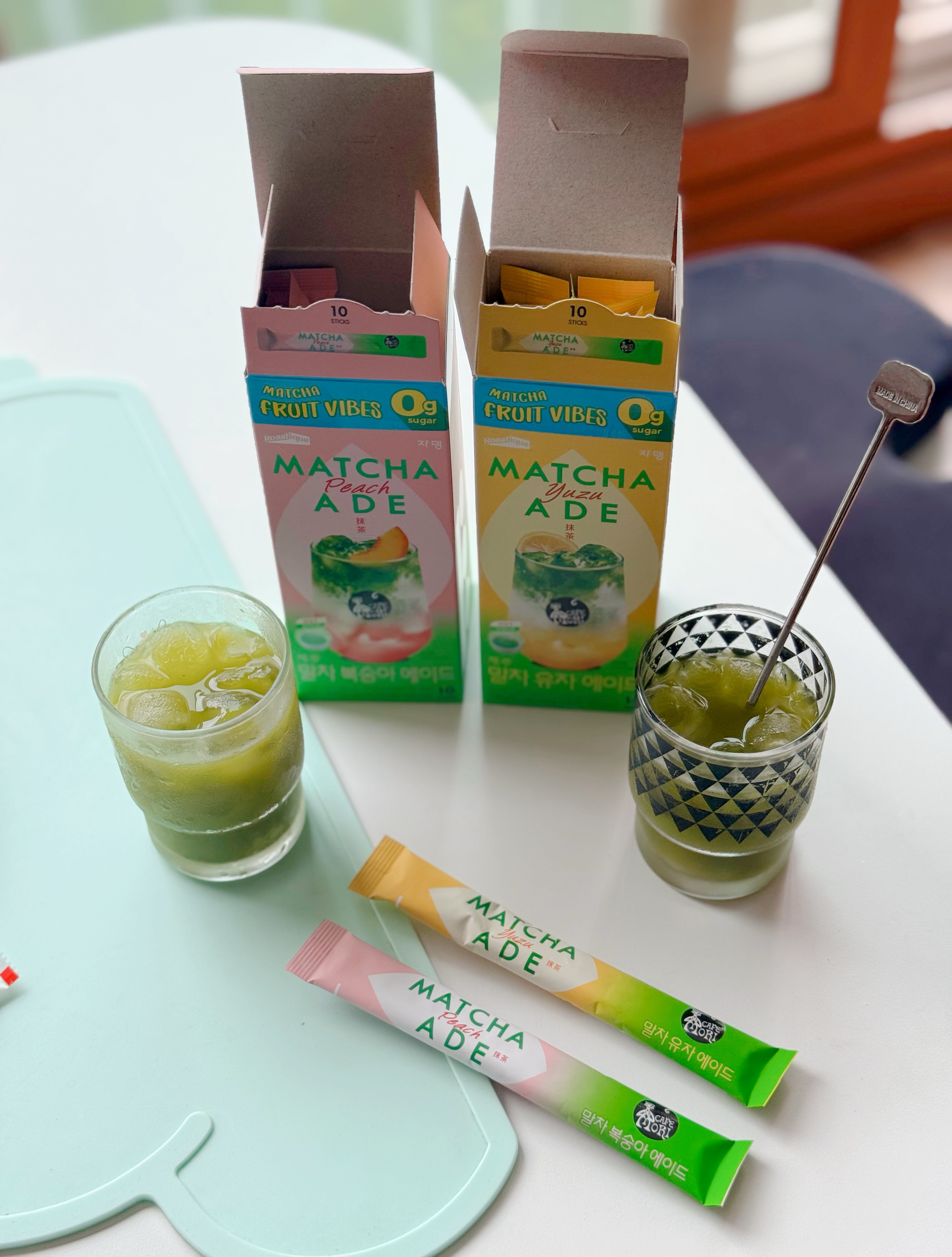 #광고 @jardin_official #쟈뎅 

🍵 시원한 여름, 집에서도 카페 스타일로 즐기는 말차에이드 한 잔!

요즘 더운 날씨에 시원한 음료를 자주 찾게 되는데, 이번에 만나본 쟈뎅 로스티크 까페모리 말차에이드 2종이 정말 취향 저격이었어요💚

✔️ 쟈뎅 로스티크 까페모리 말차 유자 에이드 🍊
✔️ 쟈뎅 로스티크 까페모리 말차 복숭아 에이드 🍑

두 제품 모두 제주산 말차를 사용해 깊고 진한 말차 풍미를 느낄 수 있고, 국내산 과일을 더해 산뜻하게 즐길 수 있는 것이 특징이에요. 게다가 제로 슈거 제품이라 부담 없이 가볍게 마실 수 있어 더욱 만족스러웠답니다.

얼음을 가득 넣어 ICE로 즐기니 카페에서 주문한 듯 시원하고 청량한 맛이 살아나고, HOT으로 즐겨도 말차의 진한 풍미가 느껴져 계절에 상관없이 즐기기 좋은 음료였어요. 집에서도 간편하게 카페 분위기를 낼 수 있다는 점이 가장 마음에 들었습니다.

🍋 말차 유자 에이드
제주산 말차의 쌉싸름한 풍미와 국내산 유자의 상큼함이 조화롭게 어우러져 깔끔하고 산뜻한 맛이 매력적이었어요. 더운 날 갈증 해소용으로 딱 좋은 느낌!

🍑 말차 복숭아 에이드
달콤한 국내산 복숭아 향과 말차의 은은한 풍미가 부드럽게 어우러져 디저트와 함께 즐기기 좋았어요. 은은한 달콤함 덕분에 누구나 부담 없이 마실 수 있는 맛이랍니다.

올여름, 시원한 얼음과 함께 즐기는 제주산 말차 음료를 찾고 계신다면 쟈뎅 로스티크 까페모리 말차에이드 2종 추천합니다✨

#까페모리 #말차에이드 #제주말차
