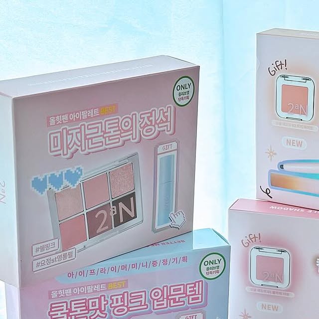연이 유 on Instagram: "#광고 #투에이엔 #올리브영추천템

뽀용하게 올라가는 색감이 귀여운 이번 올리브영추천템인 💕2aN 러브버블컬렉션💕
땀많이 흘리지만 계속 맑고뽀용한 아이돌같이 쉽게 무너지지 않고 처음 화장한 느낌 그대로 유지하면서 메이크업할수있는 올영추천템ʕ·͡ˑ·ཻʔ ..... ✨
봄여름가을겨울 라이트, 웜 모든 피부톤에 잘 어울리는 색감으로 구성되어 있어서 여자친구 선물하기에도 좋은 귀여운 패키지의 #러브버블컬렉션 😘
발색력도 좋고 지속력도 좋은 제품들이라 올리브영으로 사러가면 품절인 컬러들이 많아서 매번 재재재방문으로 구매하게되는 브랜드인 #올영픽 #투에이엔
뜨거운 햇살에서도 땀하나 흘리지않는것같은 뽀용한느김의 뽀용템 2aN💕
지금 올리브영에서 귀엽고 사랑스러운 색감과 질감을 가진 #8월올영추천템 #투에이엔 를 만나보세요 ヾ(🧡╹╹☪︎)ﾉ

🌸 2025년 8월 투에이엔 이벤트🌸
1. 투에이엔 제품 2만원이상 구매시 버블 파우치 증정
2. 롱웨어링파운데이션미니 구매시 파운데이션 전용 퍼프1개증정

@2an_official 

#광고#올영픽#올리브영추천템#올영필수템#러브버블컬렉션#롱웨어링파운데이션미니#컬러플레이듀얼라이너 #투에이엔 #2aN #아이돌메이크업 #뽀용템 #여름메이크업 #색조맛집 #여자친구선물 #치크추천"