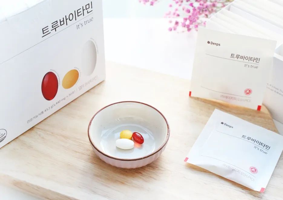 #협찬 

새해의 첫 바람은 올해도
변함없이 나와 가족들의 건강!

그래서 온 가족이 다같이 섭취할 수 있는
#종합비타민 찾다가 119년 전통의
세계적인 DSM사 유럽산 원료를 100% 사용한
#트루바이타민 으로 새해를 시작하고 있답니다

✔️트루바이타민은 비타민A부터 E까지
한 팩에 담은 기능별 프리미엄 비타민인데요

국내 최초! 90여년 역사의 비타민 전문기관인
스위스 비타민 연구소에서 테스트를 완료하였고
17년 3월~현재 자사 브랜드 기준으로 무려
1,200억 판매를 돌파한 #멀티비타민 이랍니다

환경을 생각한 종이 포장재를 사용하여
재활용이 가능하다는 것도 마음에 들었고
비타민 원료 특징을 살려 제조한 3알은
크기가 크지 않아 목 넘김 부드럽게 꿀꺽-!!

장시간의 일과 공부로 지친 직장인과 학생,
몸이 예전 같지 않아 걱정이신 분들도
간편하게 한 팩 챙겨보세요~🤩
.
.
.
#덴프스 #공유비타민 #비타민c효능 #비타민씨종합비타민추천 #건강관리 #건강스타그램