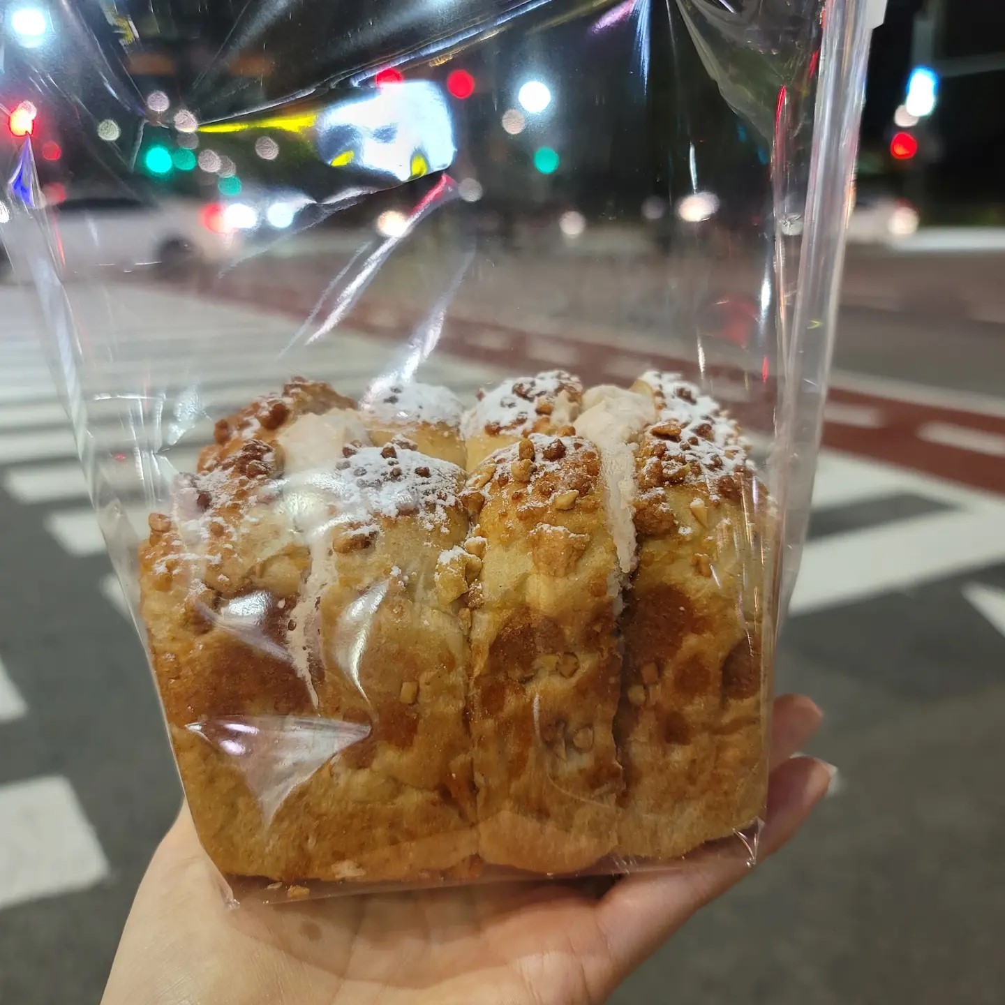 개인적으로 우연히 사먹었다가 너무 맛있어서
이번에 파리바게트가 일냈구나 싶었서 올려봐요❤ 

달콤함을나눠밤 이라는 빵이었는데
크림도 맛있고 빵도 세상촉촉 존맛탱 ㅠㅠ
순식간에 입안으로 사라졌어요ㅠㅠㅠㅠ

#가을맛남#달콤함을나눠밤#파리바게트신메뉴

✔협찬같은거 아님!