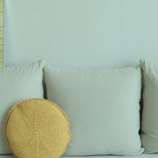 호랑 | 홈쿡•홈브런치•플레이팅•온더테이블 on Instagram: "제공 | 그래놀라 아침식사

그래놀라
조니스그로서리
그릭요거트
바나나보트
그래놀라볼
그래놀라컵

요즘 아침은 그래놀라로!

그릭요거트+그래놀라+메이플시럽=❤️

봄은 또 다이어트의 계절이잖아요!ㅋㅋㅋ

그릭요거트에 그래놀라를 쌓아서 그래놀라컵 을 만들고,
바나나 위에 그릭요거트와 그래놀라, 냉동블루베리를 올리고 메이플시럽, 수레국화잎을 올려 바나나보트를 완성해보았답니다🫶

저 요즘 다이어트하는 줄 어케 아시고 조니스그로서리에서 그래놀라를 보내주셨어요❤️

조니스그로서리는 저당 고식이섬유 그래놀라 브랜드로 건강한 통곡물을 홈메이드 방식으로 그래놀라를 만든답니다!

✔️ 영양 파괴 없이 귀리, 현미, 보리, 흑미, 서리태를 통째로 구워요.
✔️ 설탕 대신 프락토올리고당과 알룰로스로 단맛을 내어 1회분량당 당함량은 단 2.8g!
✔️ 사과의 4배! 높은 식이섬유 함량으로 포만감이 오래가요.
✔️ 합성첨가물 없이 자연에서 온 재료만 가득 담아요!

조니스그로서리 그래놀라에는 커다란 피칸과 호박씨가 들어가 더 고급진 맛까지 내주더라구요❤️❤️❤️

요 그래놀라 열심히 먹고 올 봄 다이어트 꼬옥 성공해보게써요호!!!💪💪💪

울님들 벌써 목요일이네요!
모두 행목한 목요일 저녁 보내셔용😍🫶

#조니스그로서리#jonisgrocery#한끼그래놀라#통곡물그래놀라#그래놀라추천"