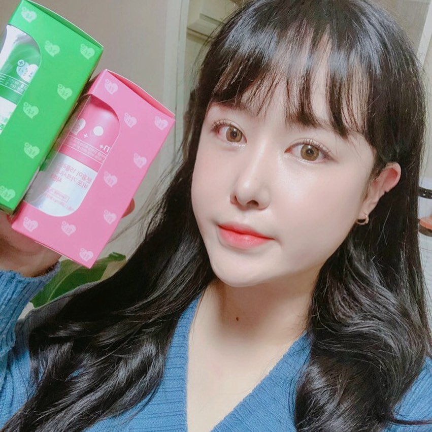 이인혜 on Instagram: “요즘 내 믿는구석ㅎㅎㅎ #분홍이 💗 & #초록이 💚 분홍이는 탄수화물이 지방으로 바뀌는걸 막아주는 가르시니아! 초록이는 체중감량해주는 카테킨!  두개 세트로 같이 먹으면 효과 👍🏻🔥 내일부터 명절음식먹고도 꼭 챙겨먹어야지.. 🤣😂 성분에 예민한편인데…”