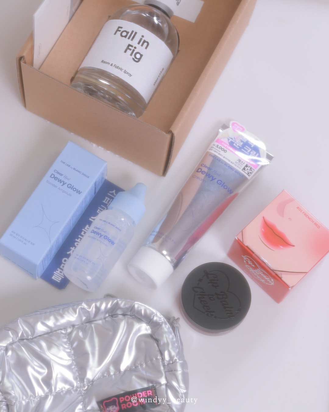 #제품제공 
#파룸체험단 #월간파우치_11월호 

powderroom.co.kr 

2024냔 11월 파우더룸 월간파우치를 사용했는데요
자체 제작 F/W 리미티드 에디션 파우치와 함께
파우더룸이 선택한 뷰티제품들 정말 대단해요.

멜리멜로 룸스프레이 4종 정가 32,000원
폴인휘그 향 사용

올마이띵스 트루뷰티 립밤투치크 2컬러 정가 12,800원
01호 프렌치레드 사용

더랩바이블랑두
클리어히알물광부스터앰플 & 클리어히알물광크림
화잘먹 앰플 & 크림

#월간파우치 #클리어히알물광부스터앰플 #멜리멜로 #룸스프레이 #더랩바이블랑두 #클리어히알물광크림 #올마이띵스 #트루뷰티립밤투치크