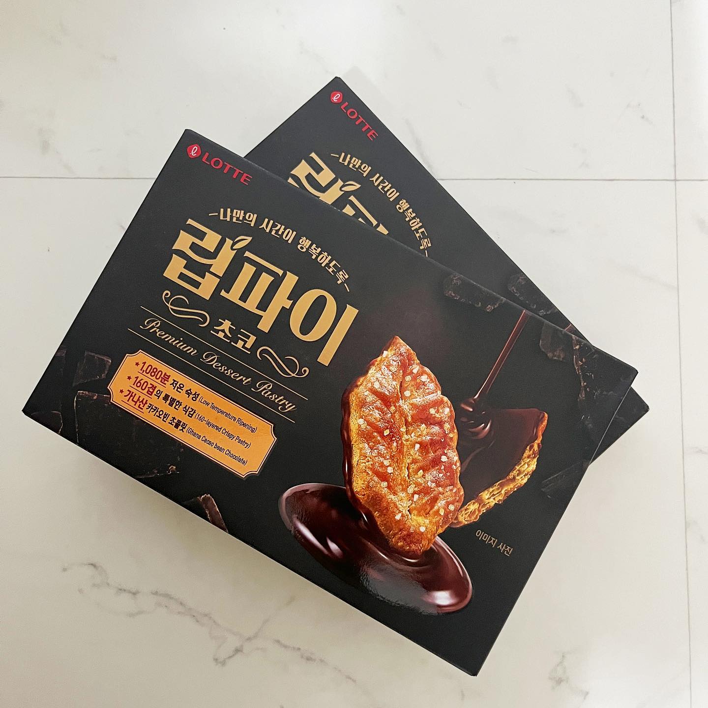 #할인구매 lotte_sweet_sta #롯데웰푸드 #립파이초코

초코가 안묻어있었다면 좋았을텐데 하면서도 새로 리뉴얼 됐다고 하니 시켜보자! 하고 시킨건데 너무 맛있음💖

커피마실때 간식으로 먹기에도 좋고 입 심심할때 한개씩 꺼내먹기 넘 좋은 과자🧡
더 사서 쟁여놔야하나...🤔

#좋반댓 #훈녀 #롯데립파이초코 #티타임 #리뷰 #돌아온립파이 #신상품나왔을땐 #맞팔 #프리미엄페스츄리 #립파이 #좋반테러 #롯데립파이 #초코페스츄리 #좋아요반사 #립파이재출시 #좋아요 #리뷰그램 #일상 #힐링타임 ##좋반 #08L #좋아요테러 #첫줄반사 #디저트페스츄리