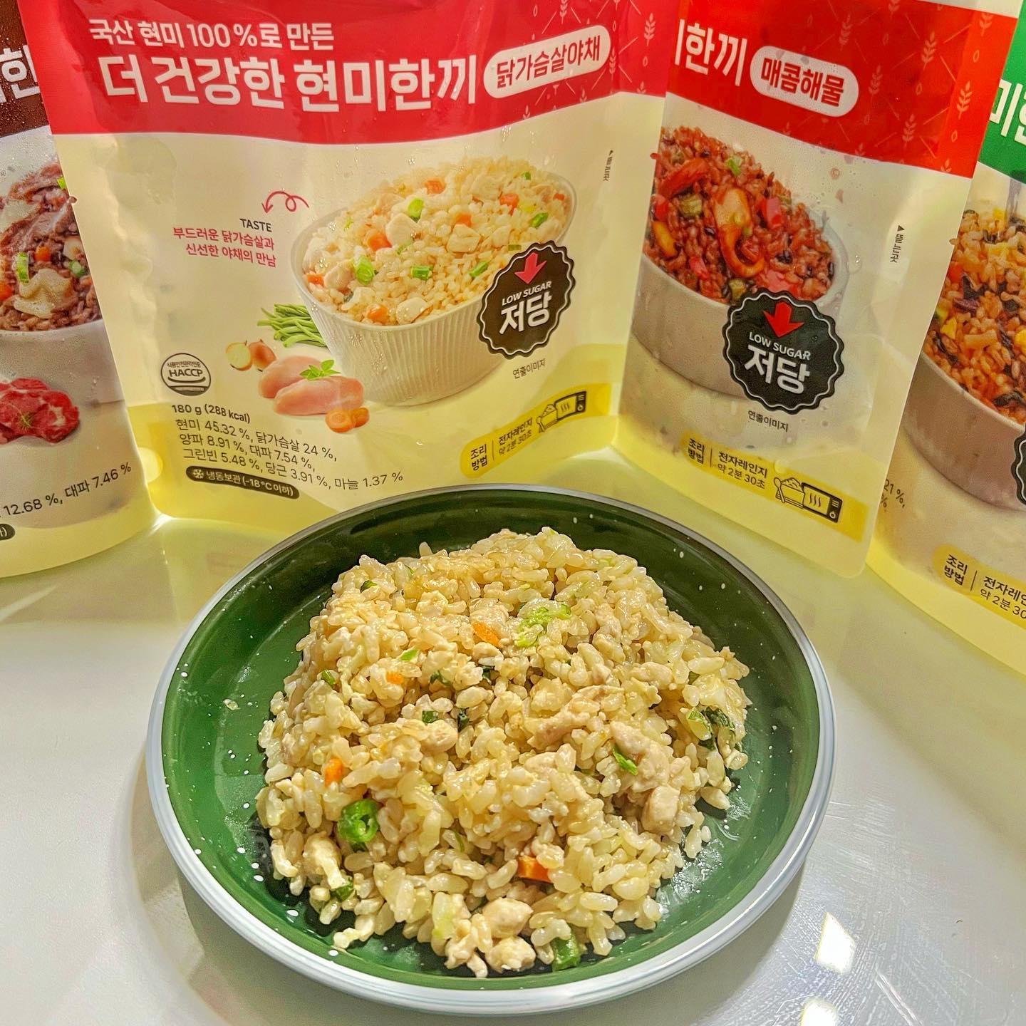 #협찬
한끼에 300칼로리 내외로 간단하게 건강하게 먹을 수 있는 국산 현미, 흑미 볶음밥! #쥬비스다이어트 에서 나온 #더건강한현미한끼
한끼 기준 당류 1.8~5g으로 안심하고먹을 수 있다!!
종류는 4가지! 대파소불고기 / 매콤해물 / 닭가슴살야채 / 산나물비빔
제일 먼저 닭가슴살야채를 먹어봤는데 되게 담백했다 산나물비빔은 양념도 들가있는데 매콤하지는 않고 맛있었다 다 담백하고 건강하게 한끼식사를 할 수 있는 음식인듯하다 간편하게 개별포장되어있어 한끼 때우기 최고인듯하다~
7월 15일 17시~22일 17시까지 원쁠딜에서 해당상품 최저가 할인중이라고하니 22일되기전에 빨리 아래의 링크에서 구매하시기를!!!!
 https://smartstore.naver.com/juvisdiet/products/10477858164

#원쁠딜 #다이어트식단 #간편식 #현미식단 #현미밥 #유기농현미 #다이어트도시락 #볶음밥 #냉동식품 #냉동볶음밥 #다이어트음식 #직장인도시락 #직장인다이어트 #식단관리 #간편요리 #간편식 #먹스타 #먹팔