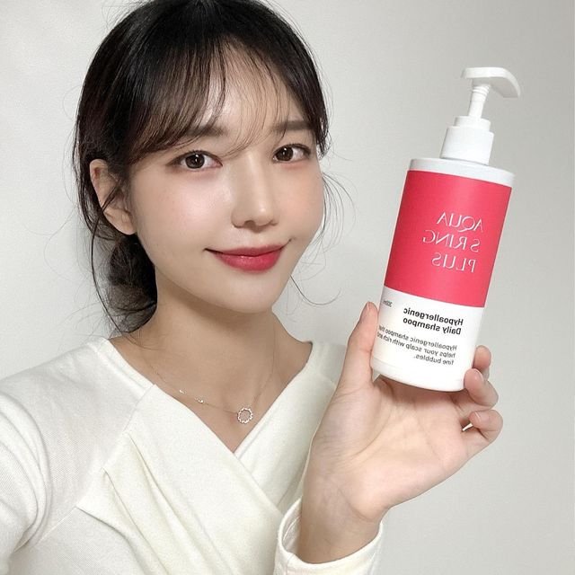 쟈니네🏠 on Instagram: "#협찬

출산하고부터는 두피가 많이 약해진 기분이라 항상 약산성샴푸만 사용하는데 거품이 풍성한 샴푸 찾기가 은근 어려운 것 같아요😭

아쿠아에스링플러스 샴푸는 미세하고 풍부한 거품이라 자극없이 두피클렌징하기 좋더라구요 •᎑• 

마무리감도 산뜻하고 상쾌해서 더욱 깔끔한 느낌이랄까!!

10가지 식물추출물 함유로 민감성 두피진정과 수분보습에도 도움이 된다는거🫶🏻

머스크향을 베이스로 쟈스민과 시트라스향까지 겸해져서 머리카락에 잔향도 너무 좋네용

특히 정수리 냄새 없애기에도 좋은듯♥️

#광고#광고#협찬#아쿠아큐링#아쿠아에스링#아쿠아에스링플러스#약산성샴푸#두피샴푸#두피수분샴푸#수분샴푸#샴푸추천#미용실샴푸#정수리냄새샴푸"