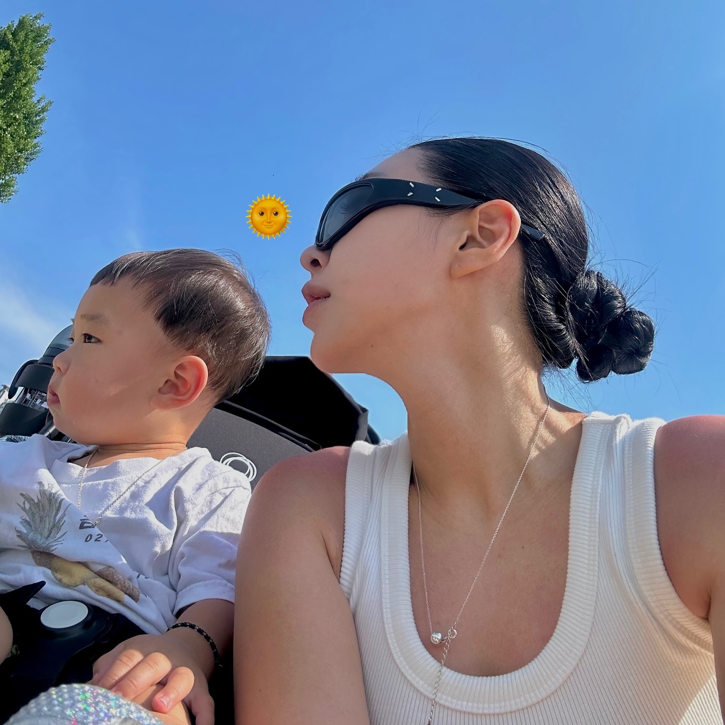 여름 시작. 머리 푸르는 법 까먹는 계절 🌞
어차피 묶고 다닐거 더 더워지기 전에 잘라야지 🔥

자주 머리 묶는 법 물어보는데요.. ᵒ̴̶̷̥́ ‧̫ ᵒ̴̶̷̣̥̀ ㅋㅋ..!
그냥 묶고 커리쉴 젤 오일 왁스 짜서 바르기가 끝이라 설명할 것도 없는 점..😂😂
똥손이라 머리손질 못해서 오히려 묶는게 편해서 묶고 다니는 편 입니다- 

제일 잘쓰고 있는 제품이 올영픽 기획세트로 나왔다고 하니 괜히 뿌듯 하고(?)ㅋㅋ✨ 
어디 가도 항상 본품으로 들고 다니는데 미니어처 증정이라서 너무 좋다구요

컬크림이랑 새틴앤에어리스프레이도 #올영픽 #올리브영추천템 🫒

#커리쉴COC #curlyshyll #커리쉴 #헤어제품추천 #로우번 #똥머리
⠀