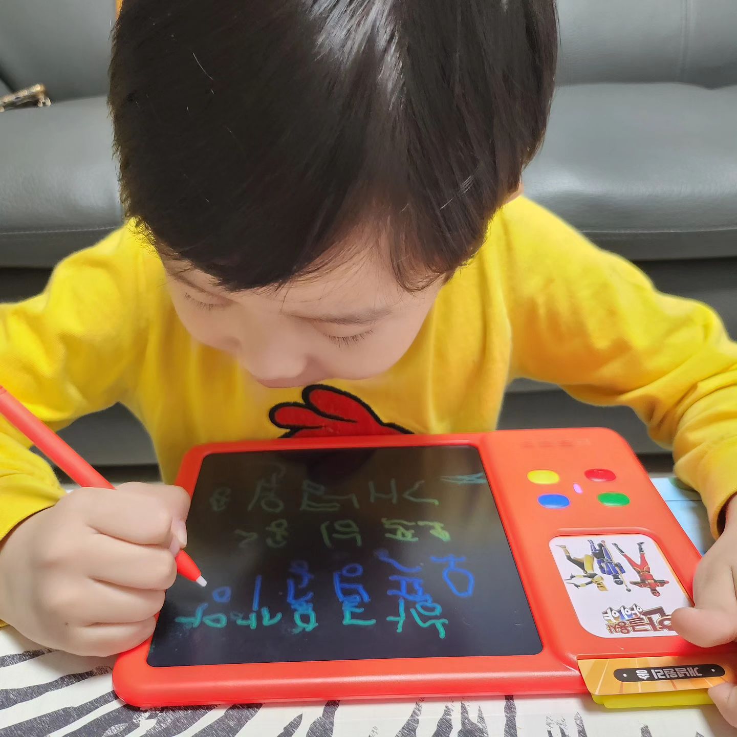#협찬 요즘 우리 아이는 아이야 받아쓰기 패드 덕분에 한글 쓰는 재미에 푹 빠졌어요!

한글용사 아이야 보며 한글 읽기는 진작에 마스터했지만 아직 쓰기는 부족해 스스로 답답해하던 참에 만나 더더더 대만족!

원하는 단어 카드를 삽입해 단어를 듣고, 읽고, 따라 쓰니 재밌어해요~ 1급부터 10급까지 쉬운 자음과 모음부터 받침과 어려운 모음까지 차례차례 쓰다보면 실력이 쑥쑥 ⬆️ 받아쓰기 연습이 필요한 예비 초등 아이들에게 안성맞춤이랍니다!

썼다 지웠다 무한 연습 노트로 사용 가능하니 글도 쓰고 그림도 그리고 한글 용사 아이야 주제곡도  들어가 있어 아이들이 지루해하지 않아요
한글용사 아이야 10급완성 받아쓰기 패드 초등학교 입학을 위한 필수 아이템으로 강추합니다!

#받아쓰기급수표 #받아쓰기연습 #초등학교입학준비 #받아쓰기노트 #초등학교입학 #초등학생준비물 #등교준비