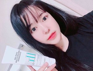 이인혜 on Instagram: “로하셀에서 새로나온 미세먼지클렌저 #로하셀세이브미클렌저 💧 모링가, 수크랄페이트 성분으로  미세먼지 세정테스트까지 통과한 똑똑한 클렌저 👏🏻💙 민감성피부라 미세먼지때문에 간지럽고 울긋불긋 올라왔었는데  확실히 어떤제품을 바르느냐보다  얼마나 깨끗하게…”