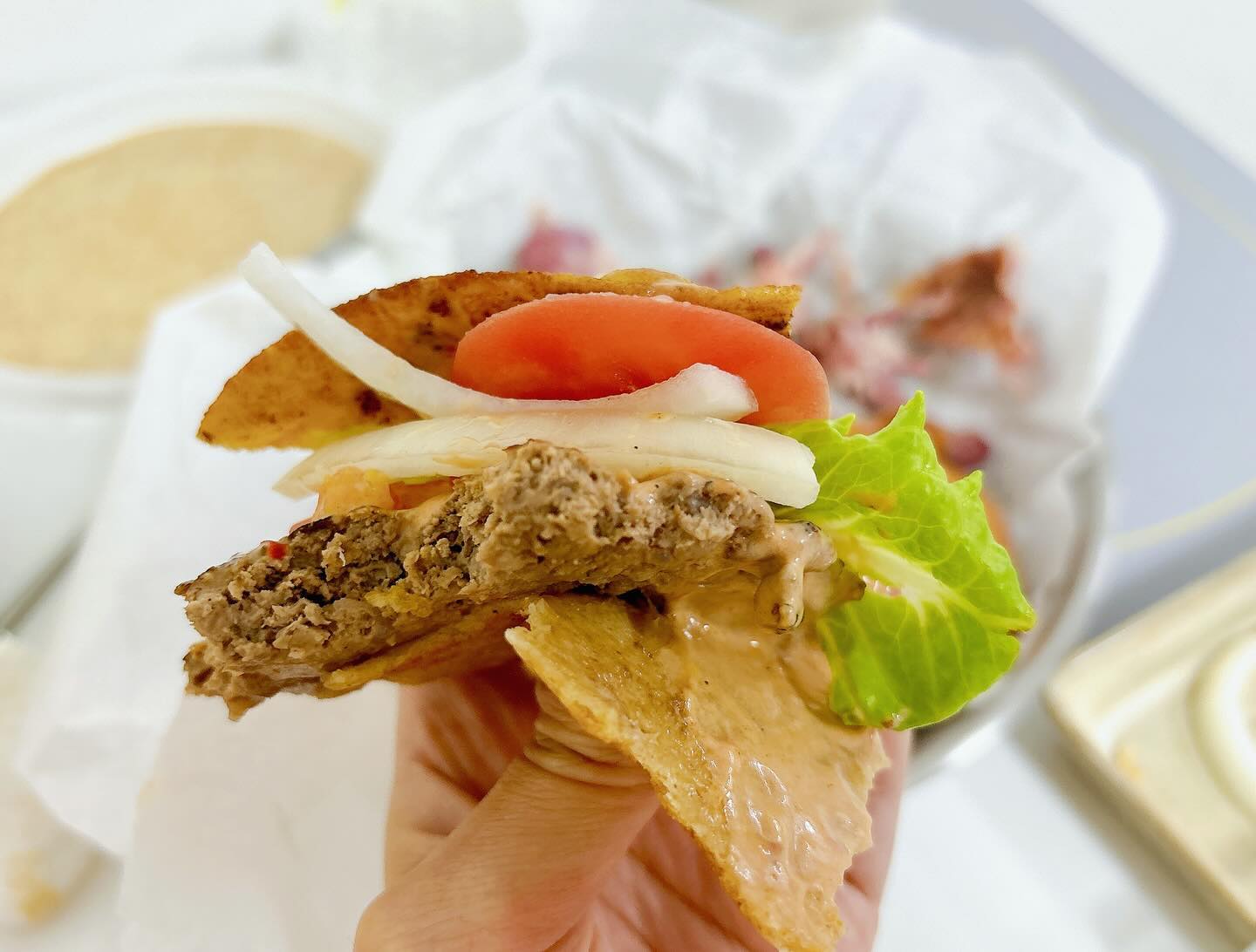 .
즌쯔 느므 맛있었는데😍
첫 시도라 비주얼 실패한 접어먹는 또띠아 와퍼🤣
(지난주 나의 뚠뚜니 월남쌈 샌디치 비주얼 실패랑 맞먹는😇)

또띠아가 작아서 비줠 실패했는디 진짜 너무 맛있어가지구
ㅋㅋㅋㅋㅋㅋ소스랑 패티 미툣어🥹

솊님 다엿중이라 구운치킨에 구운 감튀 까지 아주 건강식!
감튀에 칼집도 어쩜 촘촘쓰하게 잘 냈던지👍

700일 헤비 런치 예정이라
롸이트 하게 준비해준 700일 이브 디너🤭🫶🏻

금욜 퇴근 후 맛저 끝😋
.
.
#또띠아와퍼 #구운감튀 #구운치킨 #요섹남💜