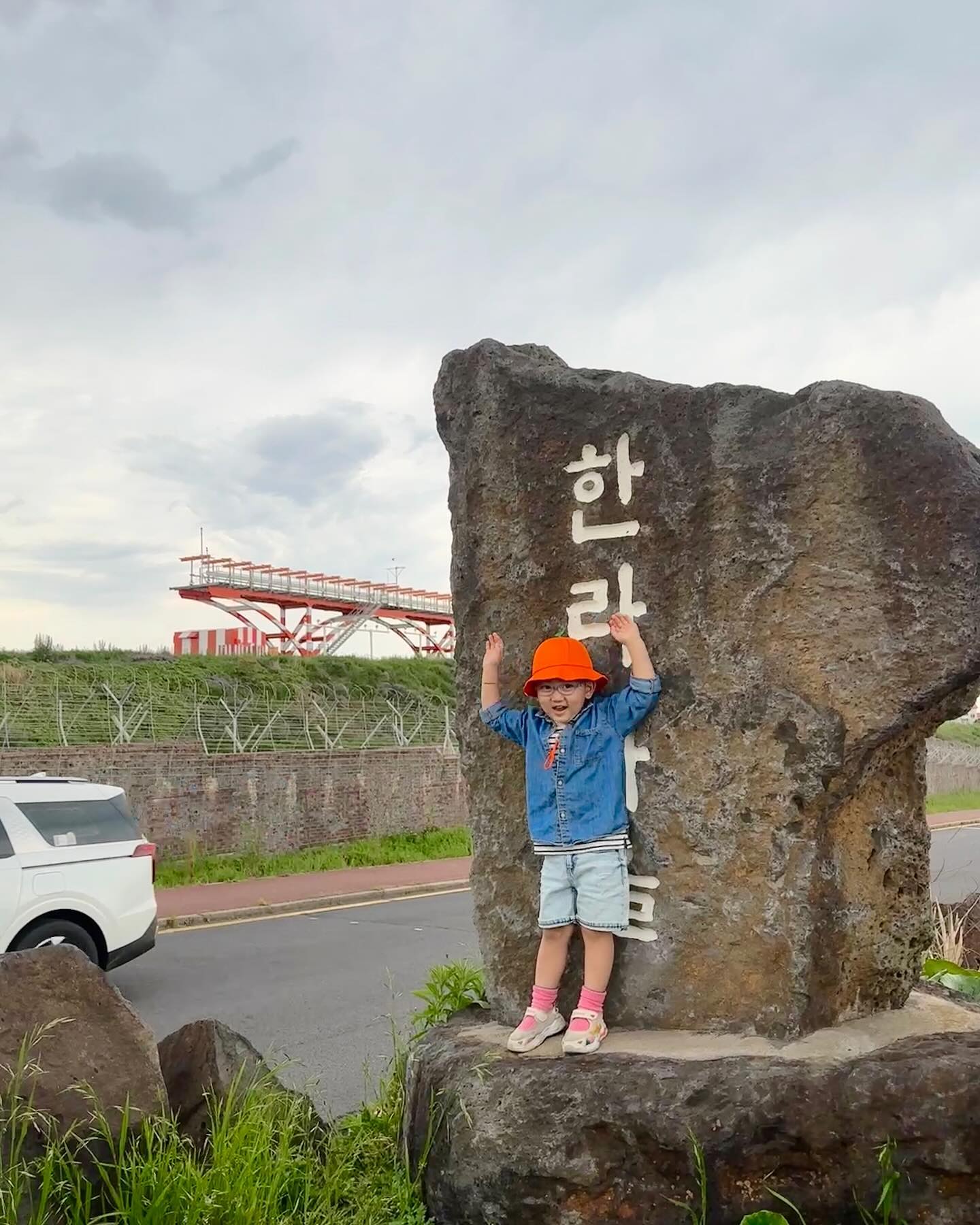 제주도 첫 출장으로 계획했지만…
짧은 제주 가족여행이되었다😂

숙소 너무 마음에 드는데… 인연이 아닌가🤔 
생각도 많고 그러면서 아직은 아쉽기도 하다🥹

2박2일 같은 일정에도 날씨가 좋아서
생각한건 다했으니 다행;

✅풀빌라 숙소에서 수영도하고 바베큐도하고
✅넥슨컴퓨터박물관도 가고
✅아침미소목장 가서 송아지 우유도 주고
✅동문시장가서 배부르게 회먹고 맛난거도 먹고
✅비행기 🛫이륙 명소 찾아가 사진도 찍고
✅아침일찍 움직이는 부지런함까지👍🏻👍🏻

속시끄러워도 할꺼 다한
나 스스로 칭찬 좀 해주야겠다🤣🤣🤣

#구찮아도열심히하는인스타 
#해야할것만같은 #인생내맘대로안되네