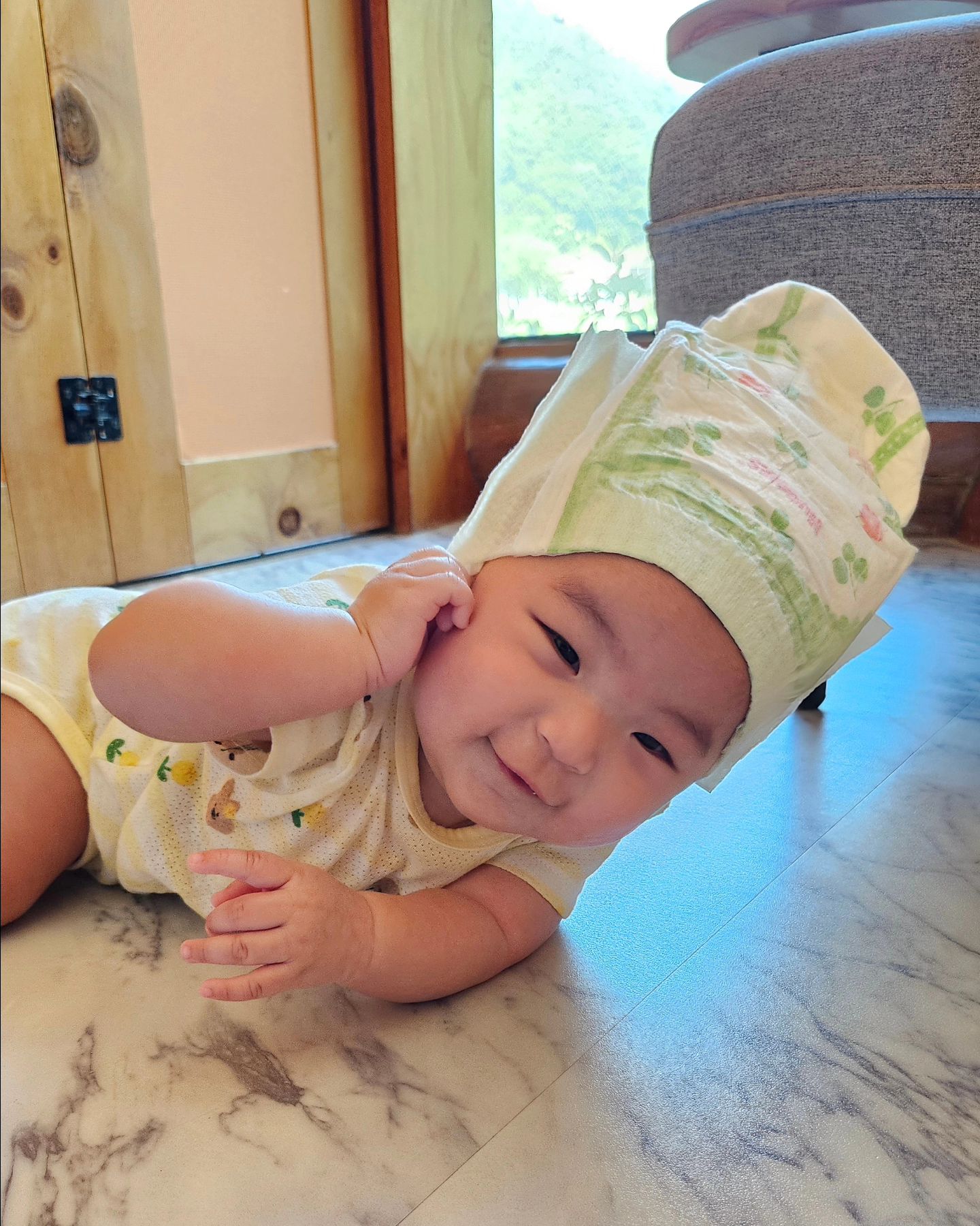 #카페마당 #나주 #남평 

오늘은 할머니랑 카페온 날!
좌식이기도 하지만, 한 방에 한 팀씩 쓸 수 있고 에어컨도 방마다 있어서 좋았다😆
다만 좌석이랑 협탁이라고 해야하나,, 여튼 그거를 뒤로 밀어야 이렇게
자유자재로 다닐 수 있다😊
가지고 다니는 물티슈로 방 한번 쓰윽 닦아주고 열심히 뒹굴면서 여유롭게 시간 보내다 옴!
계속 눕기만 하면 상체를 들어올리려고 한 탓에 쿵방지 쿠션 놔두고 와서 급한대로 기저귀라도,,,ㅎㅎ
그래도 잘 어울리네 ㅋㅋㅋㅋㅋㅋ 

#20240704 #5개월아기 #5개월 #174일 #전남나주카페 #남평카페 #좌식카페 #육아 #육아기록 #일상 #한옥카페 #하기스 #하기스기저귀 #쿼카옷 #2024년생 #흑토끼띠아기 #청룡띠아기 #육아소통 #너의모든순간을사랑해 #귀요미