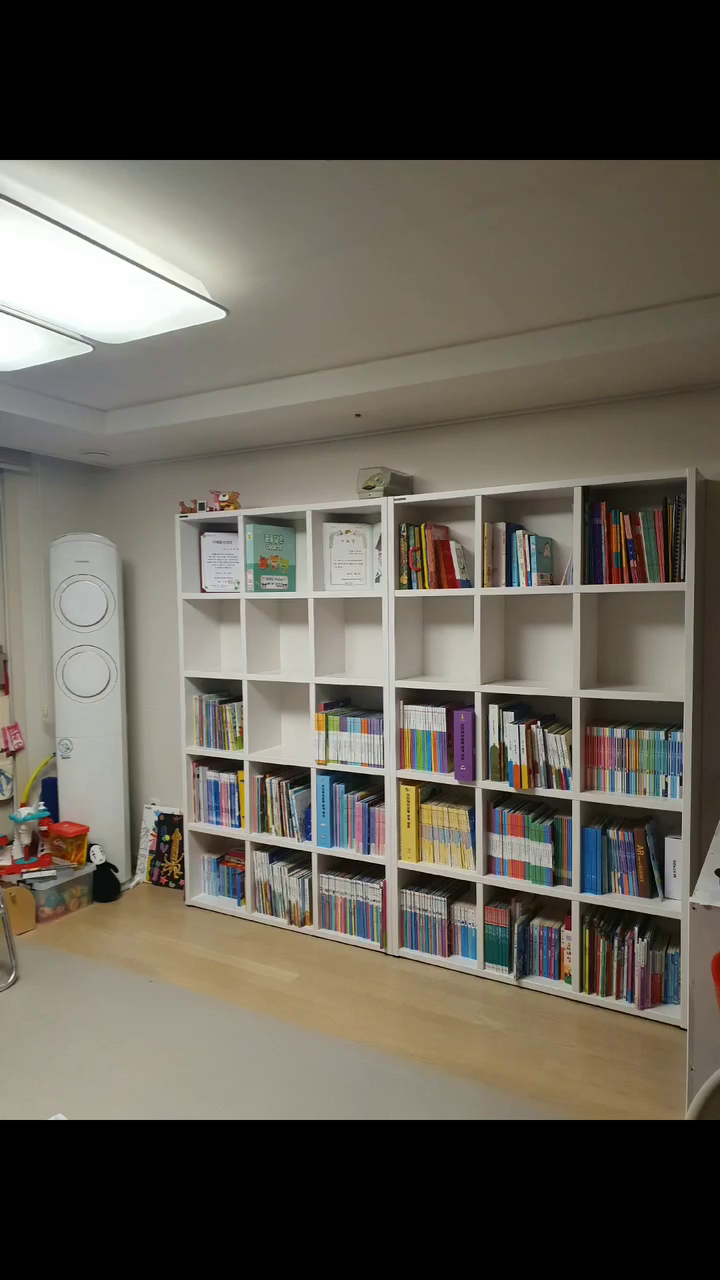 -
드디어 나의 숙원사업이었던 쇼파를 처분했다‼️
그리고 15칸 책장 두개 설치 완료
퇴근하고 신나서 옷도 안갈아입고 책장 정리 ㄱㄱ

새로운 책 박스를 개봉하는 일이
책장을 채우는 일이 이렇게 행복하고
즐거운 일인지 몰랐는데
웅진을 만나서 이런 새로운 행복을 알게 되다니📚❤️

이제 자질구레한 작은 책장들 정리가 남았다
1칸 2칸 6칸 책장은 모두 당근 행이다 ㅋㅋㅋ

릴스로 만들어야지 하던거ㅋㅋ
#이랬는데요래됐슴당 

.
.
.

#릴스 #웅진북클럽 #유아책 #영아책 #어린이책
#뿌듯 #책꽂이 #책장 #정리 #거실서재화