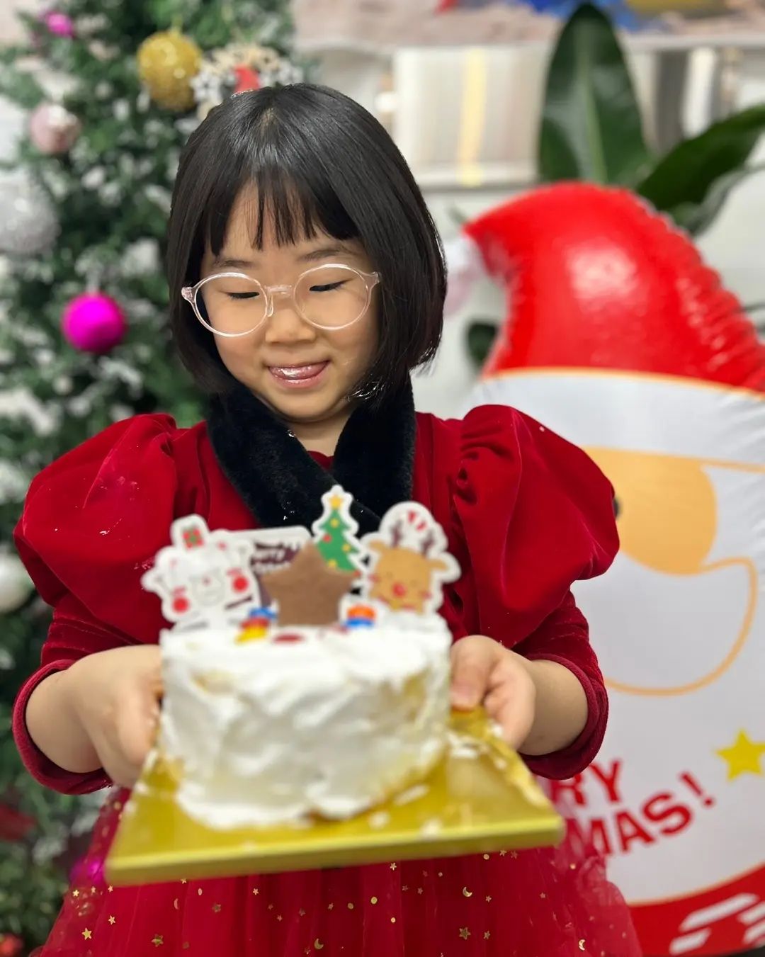 하리의 6번째 크리스마스🎄
그리고 방학 3일째

고드름도 따보고
썰매도 타고
대형 트리 앞에서 사진도 찍고
산타할아버지가 다녀가셨어! 라며 아침부터 들뜬 우래기
내일은 같이 출근하자😉

.
.
.

#하리의여섯번째크리스마스
#메리크리스마스 #겨울방학
