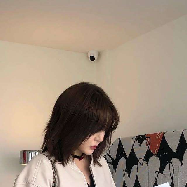임이서 🇰🇷  model 프리랜서,뷰티모델 on Instagram: "#광고 낮엔 덥고 밤엔 추워🫠😵
@standarderror_official 

다른 레더 질감보다 소프트한 터치감으로
피부에 부드럽고 편안해요
플라켓 절개 디테일이 포인트인..!!레더 자켓
부담없이 가볍게 툭툭 걸치기 좋아요

#스탠다드에러x텍토리
#스탠다드에러  #STANDARDERROR
#남여공용자켓 #데일리룩#간절기아우터#パンツ
#outer #커브드#봄버자켓 #자켓 #데일리룩
#자켓추천 #jacket"