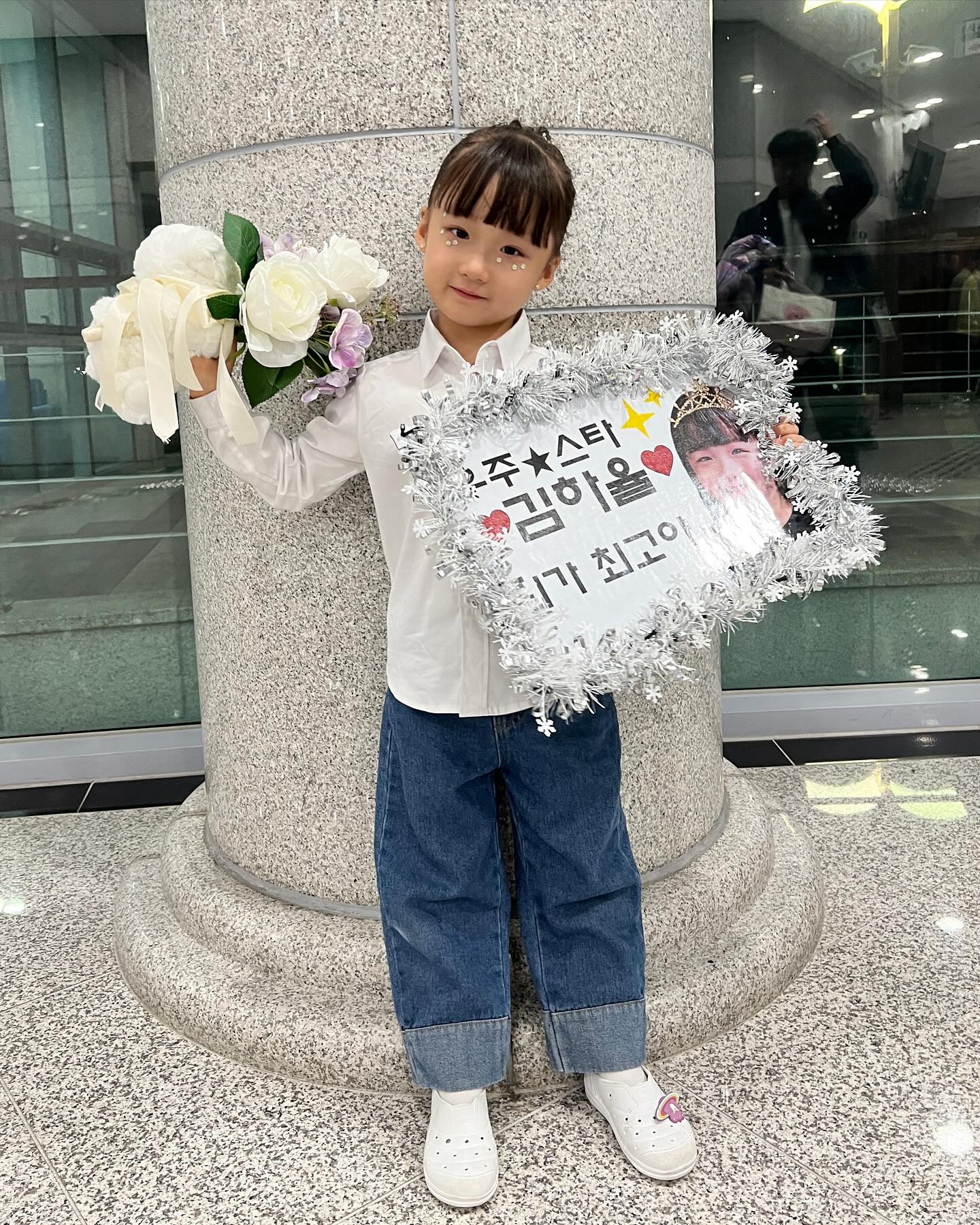 #학예발표회 

열심히 준비한 솜씨 맘껏 뽐냈던 발표회💕
(엄마 환호성 주의)

영숙언니도 올랐던 큰 무대에
서있는것만도 대견할텐데
어쩜 떨지도 않고 싱글생글 웃으면서 잘하던지..😭💕💕

하율이 화이팅을 외쳐야하는데
속마음이 입밖으로 나와버려서
하율아 너무 이쁘다 !!!! 엄청 크게 외쳐서 민망쓰 🥹 (한번아님)

하루종일 고생해서 만든 엄가다 응원피켓
1등해서 넘 행복뿌듯 😆 (허접한 뒷면이 신의 한 수)

우는 아이 한명없이 모두모두 잘했던
꼬망이들 발표회 최고 !!!👍👍✨

재롱잔치 스케일 왜케 크냐며
엄빠는 계속 감탄감탄 🫢

최고의 유치원 ❤️ 최고의 원장님과 선생님들 ❤️

#내사랑 #기요미 #사랑해
#우주스타 #김하율 #니가최고야