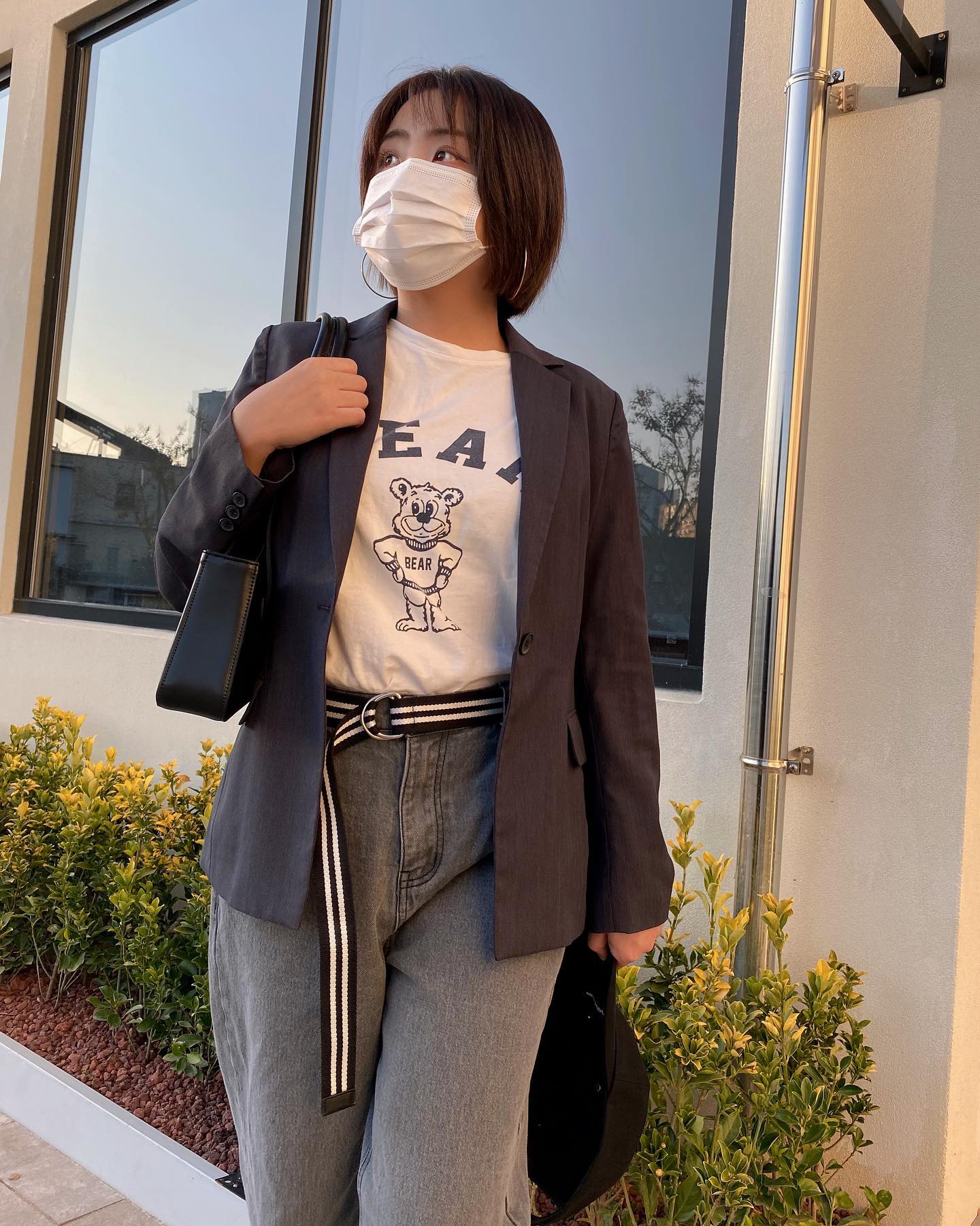 #협찬
⠀
👖 : #라일론
⠀
날이 쌀쌀해지니 파란 청바지 대신 채도 낮은 #블랙진 을 찾아 입게 되더라고요 :)
그래서 요즘 빳빳한 #생지데님 아님 라일론의 #배기팬츠 를 주로 입고 다니고 있는데, 배기팬츠라 엉덩이 쪽이 여유있고 또 허리 뒷쪽에 밴딩처리가 되어 있어 편하게 막 입을 수 있어 손이 많이 가네요!
.
.
컬러는 청색/그레이 이렇게 2가지 있고, 사이즈도 기본적인 S/M/L 외 오버사이즈도 준비되어 있어 모든 체형이 다 입을 수 있어요 :-)
.
.
저는 (15년도 더 된 엄마자켓과) 톤앤톤 느낌으로 매치해 보았는데요!
오래된 옷을 의미있게 #리사이클링 한 것 같아 기분 좋았어요 ☺️
.
.
#빅사이즈쇼핑몰 찾는 분들은 #lylon 으로 구경가 보세요❣️
예쁜 디자인이 많더라고요 👀 💚
.
.
#빅사이즈여성의류 #스트릿패션 #daily #ootd #fashion #패션 #데일리룩 #오늘뭐입지 #여자배기팬츠 #편한바지 #밴딩팬츠 #여자청바지 #여자빅사이즈바지
