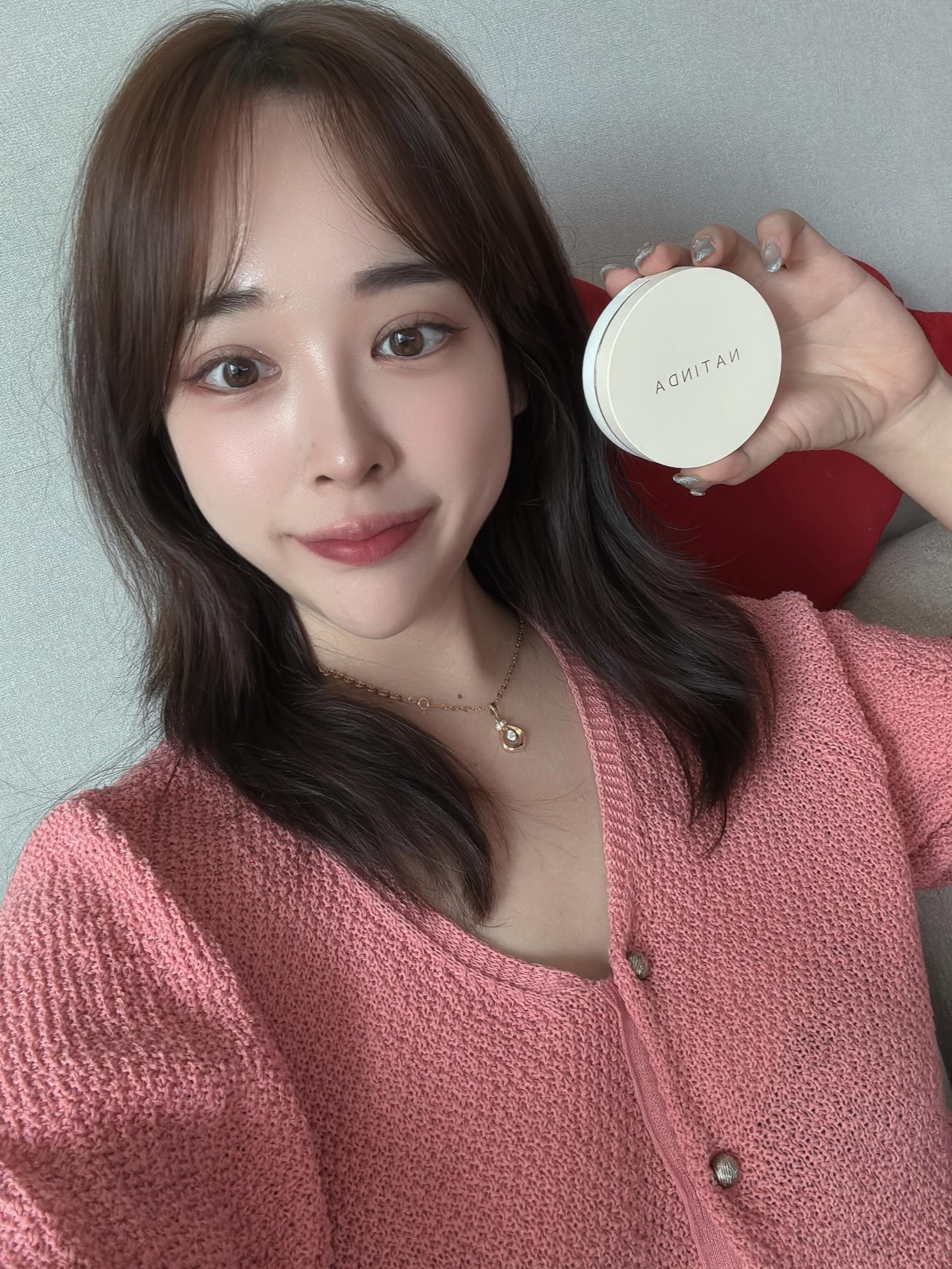 #광고
신세계면세점(온라인) 입접제품인 나틴다 오일 컷 파우더 팩트 🧴고운 미세 압착 파우더로 높은 밀착력으로 피부가 충분히 숨 쉴 수 있도록 입자를 얇고, 곱게 압축이 가능하고 자외선 차단 기능성제품 (SPF 30 / PA++)이고 기름종이팩트로 번들거리는 유분을 잡아 들뜸없이 보송하게 피지를 잡아주는 제품이에요! 그리고 메이크업 픽서 기능으로 밀착력과 고정력으로 무너지지 않는 픽서 효과가 있고 피부 결점 커버 가능해요 🤍

#나틴다#나틴다팩트#오일컷팩트#유분제거팩트