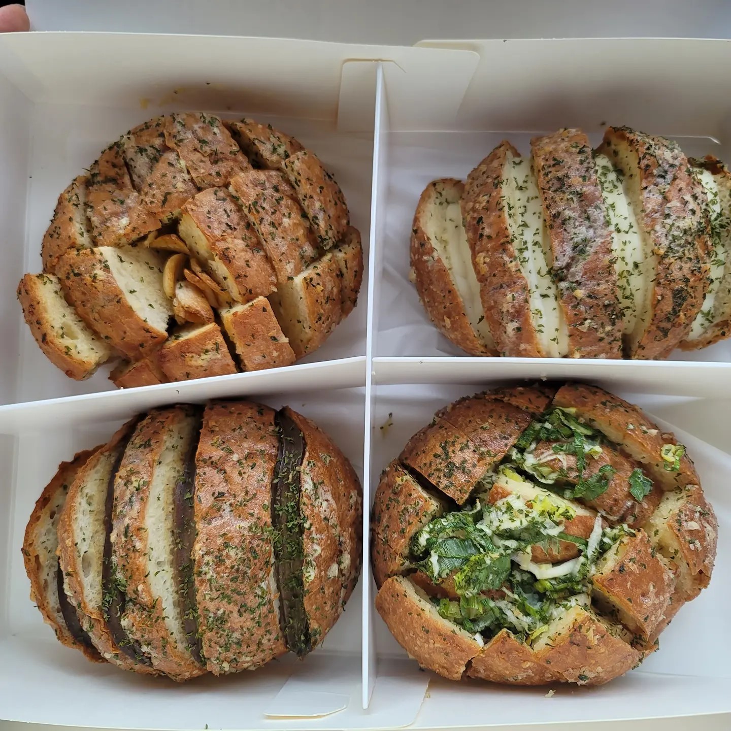 마늘먹고 사람되었다는 🧄🧄🧄🧄

단양 구경시장에서 사왔던 3대 먹거리.
✔단양마늘제빵소
✔단양마늘만두
✔단양흙마늘닭강정

#단양여행#단양여행먹거리#단양흙마늘닭강정
#단양구경시장 #단양구경시장먹거리
#흙마늘닭강정#단양마늘제빵소#단양마늘만두
