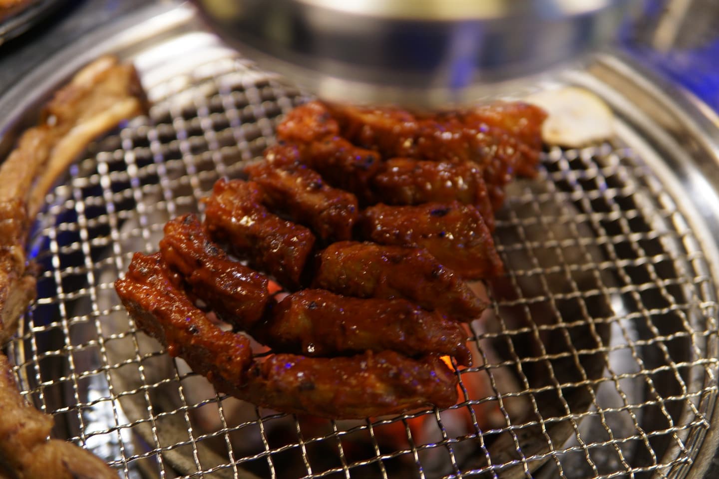 #광고 화끈하게 맵고 쫄깃 그자체. 뜯어먹는 재미까지 가져가는 쪽갈비🔥
매운맛이랑 기본맛이랑 시켜서 먹으면 꿀맛!
특히 매운거는 진짜 스트레스 풀리는 맛👍
불금이나 주말에 스트레스타 없애기에 딱인 것 같당ㅋㅋㅋㅋㅋㅋㅋ

뼈에 살점도 많이 붙어있어서 생각보다 배부르고 넘 맛있었음🍖🍖

#모란역맛집#모란맛집#모란회식#모란데이트#모란데이트맛집#모란역술집#모란술집#모란역고기집#모란역고깃집#분당쪽갈비
#모란쪽갈비#모란갈비맛집#스토리앤체험단#스토리앤#모란숨은맛집 #감성쪽갈비