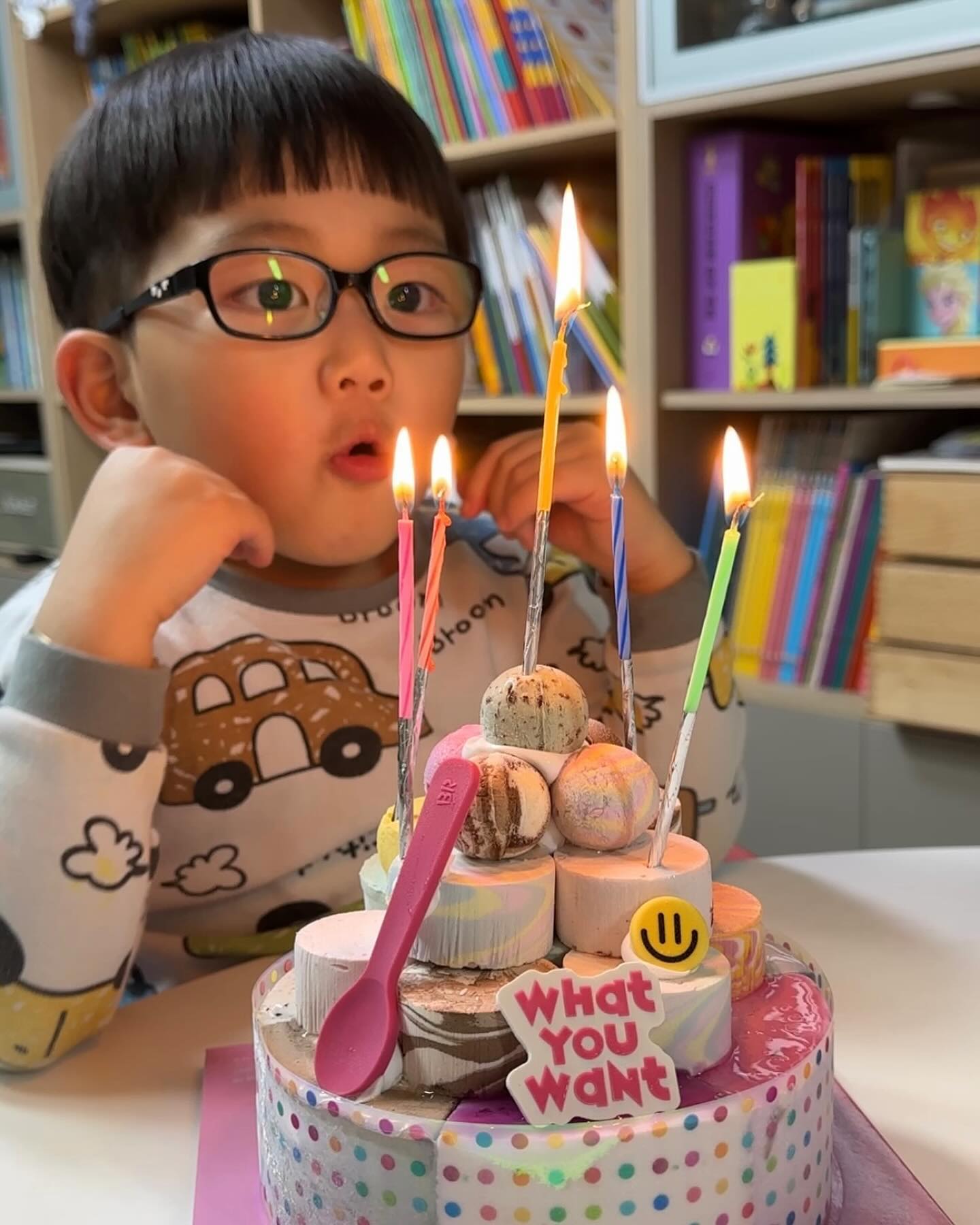 5살 아들의4번째 생일🎂
벌써 이렇게 컸다니😅
둘째라 느낌이 마이 다르네;; ㅎㅎ

유치원에서 친구들에게 선물도 많이 받고
케이크도 3번이나 먹고 
너무너무 신이난 한 주🥳

진짜 많이 축하해 아들😍

#아들생일축하해❤️ #5살아들 #또봇사랑♥️ #선물은또봇xyz