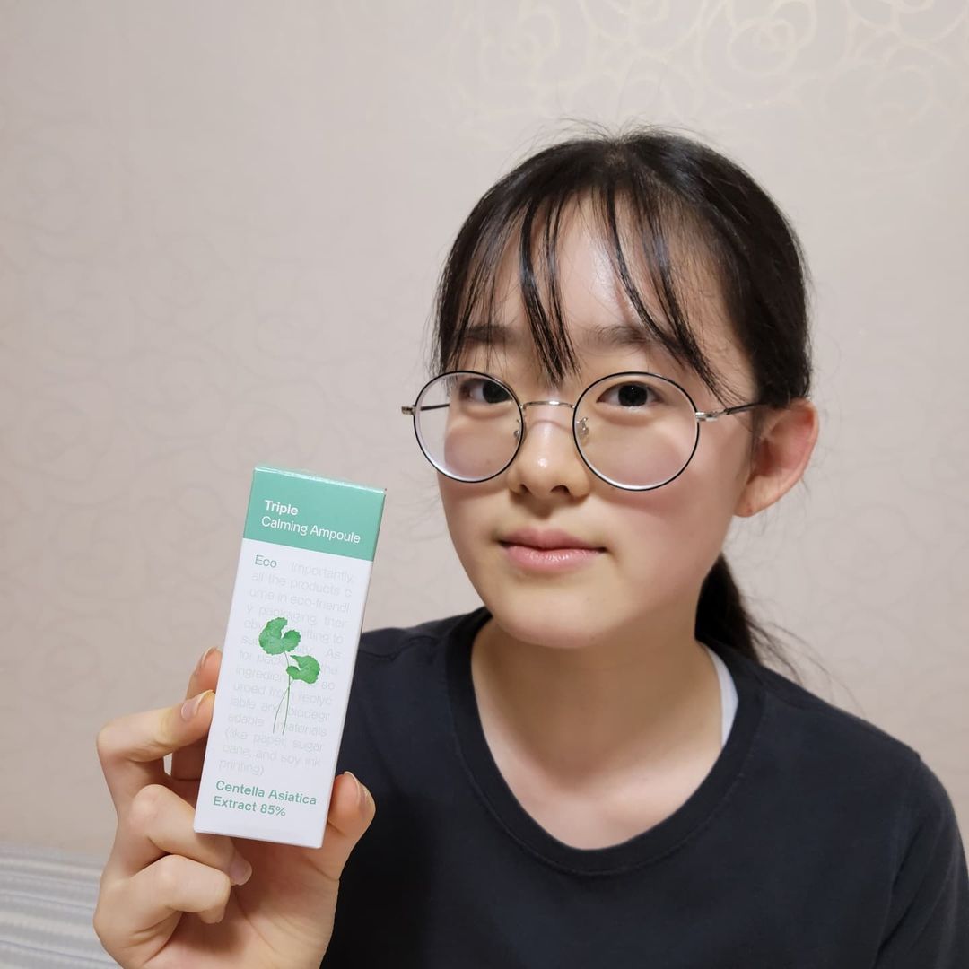  “👉 👉 👉 👉 👉 👉 👉 #협찬 진정진정 ☝ 진짜 푹푹 찌는 무더위에 피부에 수분이 빠지고 조금만 돌아 다녀도 얼굴을 화끈화끈 내피부제 119 구조대가 필요합니다!! ✌ 트리플 카밍 앰플은 단순히 붉어진 피부 진정 뿐만 아니라 아니라 피부 속에는…”