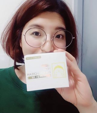 혀낭 그리고 크림빵뎅 on Instagram: “#혀낭쓰리뷰  이제까지 이런 크림은 없었다! 쫀득쪽든크림인가, 골드크림인가 발림성이 되게 좋고 금가루가 있어서 쓸 때마다 금가루를 치장하는 듯한 느낌! 수분크림이라 막 발라도 되고 모찌피부가 되는 그 날 까지 열심히 바를 예정! 민감한 피부에 제격~…”