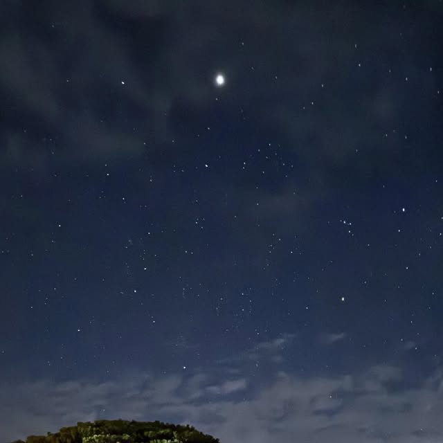 이 별하늘은 사진으로 다 담기지 않는다 🌌

황산 정상에서 본 별은 도시에서 보던 밤하늘과 완전히 달랐다. 산 위의 공기는 차갑고 조용했고, 별은 생각보다 가까웠다. 사진으로 찍어도 예쁘지만, 사실 가장 좋은 건 잠깐 카메라를 내려놓고 그냥 바라보는 시간이었다.
후이저우 고성의 별하늘은 고성의 실루엣과 만나 더 낭만적이고, 비산, 시시난, 정감, 제운산에서도 각기 다른 밤의 분위기를 만날 수 있다. 팁은 별을 보려면 날씨와 달빛을 확인하고, 산 위에서는 보온을 꼭 챙기기.
한국에서 별 보러 멀리 떠나고 싶을 때, 황산은 생각보다 가까운 최고의 선택이 될 수 있다. 밤까지 아름다운 여행지라니, 정말 반칙이다.

#황산별하늘 #중국별여행 #후이저우고성 #비산 #제운산