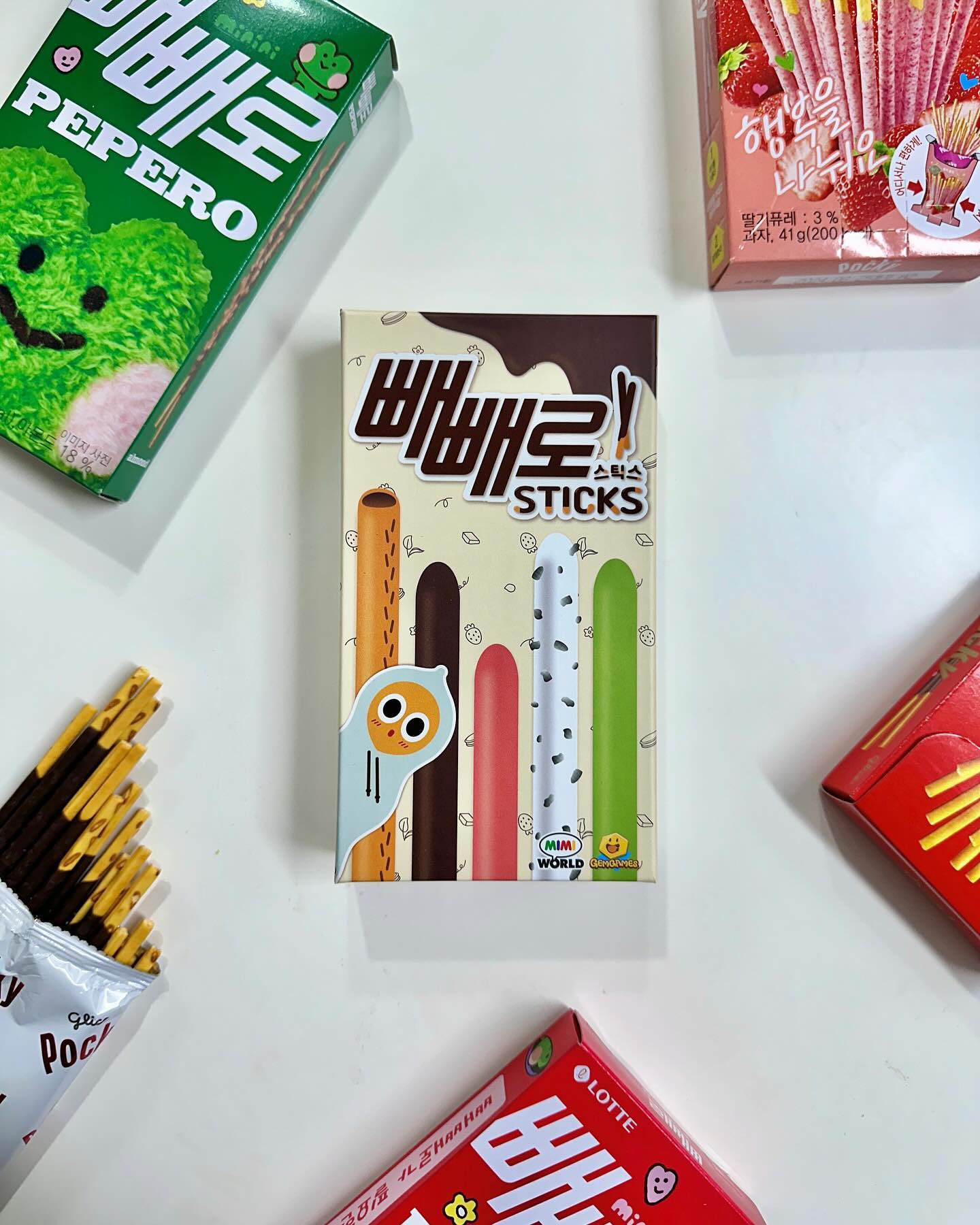 #협찬 빼빼로데이 빼빼로 게임 한 판!
콜? 콜! 😁

아기자기 귀여운 빼빼로 카드로
빼빼로를 만드는 간단한 게임!

4살 둘째도 설명하고 챙겨주니
함께 플레이가 가능할 만큼 쉬워요
남녀노소 누구나 함께~😆

2명부터 최대 5명까지 할 수 있어
모임이나 여행때 챙겨가면 좋겠어요!

이번주 빼빼로데이~
빼빼로 먹으며 가족, 친구들과 
즐거운 추억을 만들어보세요!

🛒 gemblo.boardgame 

#젬블로게임 #젬게임즈 #빼빼로데이 #빼빼로만들기게임 #어린이게임 #보드게임추천 #보드게임선물 #파티게임 #빼빼로선물 #빼빼로게임