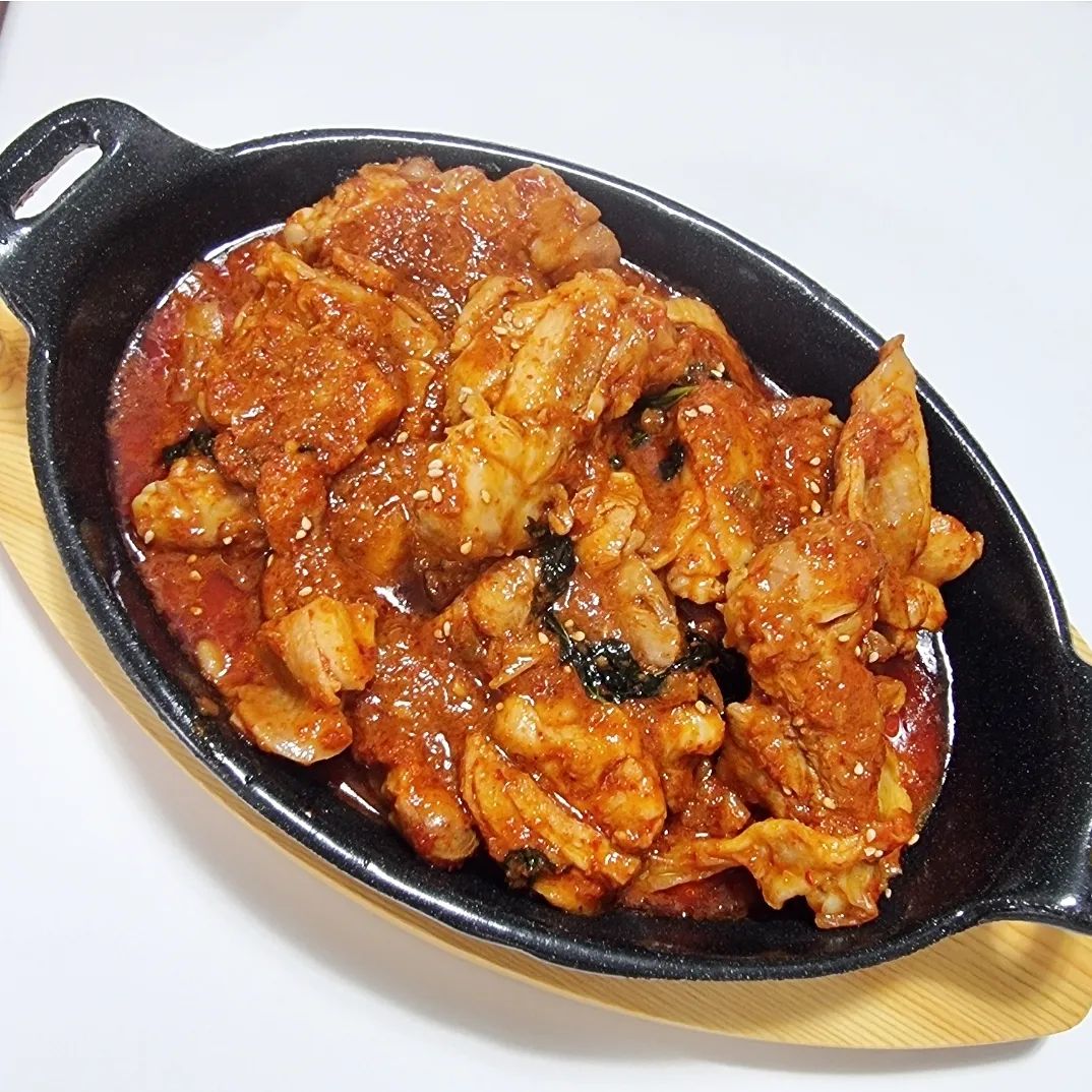 #협찬 #원닭닭갈비 #춘천닭갈비 #닭갈비 #숯불닭갈비 #원닭매콤닭갈비 #간편한 #맛있는 #간편요리

맛있는 닭갈비가 먹고 싶어서 원닭 닭갈비 주문했어요 
춘천닭갈비로 오랫동안 사랑받고 인정받은 신나게푸드에서 새롭게 런칭한 브랜드랍니다
직접 만드는 비법 소스라서 남녀노소 모두가 맛있게 먹을 수 있는 달콤짭짤 숯불닭갈비 추천할게요

신선한 닭을 매일 납품받아 당일 생산 당일 출고를 원칙으로 하고 있어요
맛있게 매콤하고 고추장대신 고춧가루로 맛을 내서 깔끔하네요 

HACCP 인증 먹거리로 생산부터 출고까지 모든 공정을 엄격하게 관리하고 있어요
100% 국내산 닭고기만 사용하고 냉장육이라 신선하고 잡냄새가 전혀 없네요

통닭다리살만 사용해서 식감도 좋고 퍽퍽하지 않아요 뼈째 붙어 있는 진짜 닭갈비라 연하고 부드러워요
가족이 모두 맛있게 즐길 수 있게 매운맛 간장맛 2가지 준비되어 있어요 

매우맛도 많이 맵지 않아서 아이도 잘 먹네요
남은 양념에 볶음밥으로 마무리하면 굳!
양이 많아서 3명이서 배부르게 먹었어요

https://smartstore.naver.com/sinna_food/products/9468865535