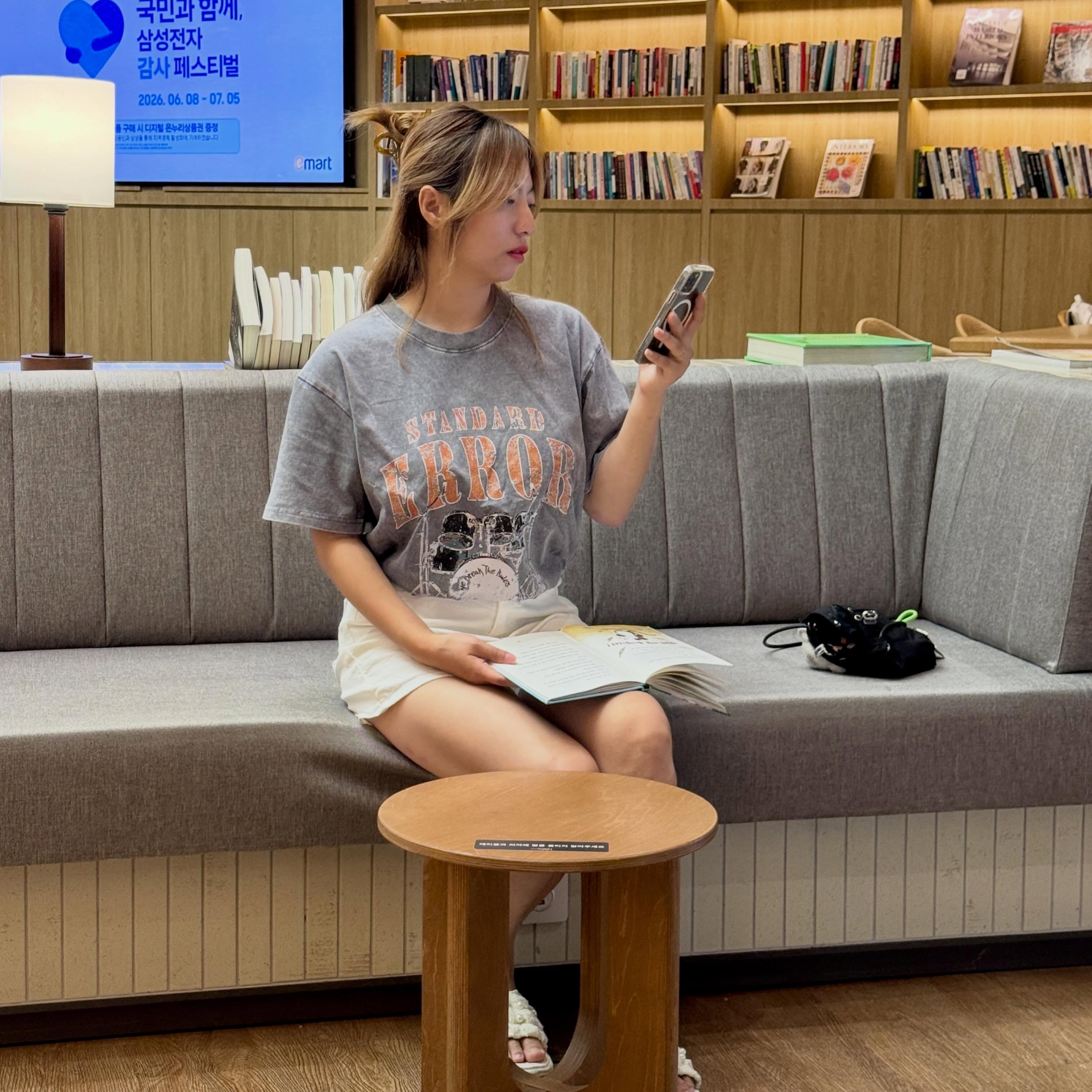 #광고

책 읽는 척 5분📚
휴대폰 보는 시간 55분📱

그래도 오늘 입은 티셔츠는 만족.

여유로운 오버핏이라 편하게 입기 좋고 활동성도 좋아!

원단이 부드러워서 피부에 닿는 느낌도 편안했고, 빈티지한 워싱 컬러가 들어가 있어서 기본 반팔인데도 은근 포인트가 된다.

날씨 애매할 때 반바지나 데님에 툭 입고 나가기 좋은 스타일👕

#스탠다드에러#반팔티셔츠#반팔티#standarderror