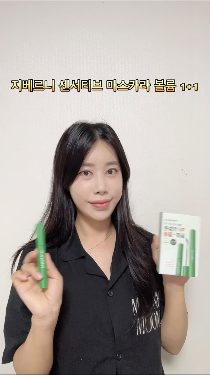 #광고  @giverny_korea 지베르니 센서티브 마스카라 볼륨 
마스카라를 하면 10배는 더 예뻐진다는 이야기 들어보셨죠
.
.
🙆‍ 한올 한올 섬세한 속눈썹 연출하고 싶은 분들 추천!
.
.
🙆‍ 마스카라 발랐다 하면 눈 팬더 되는 분들 자연스럽지만 또렷한 눈매를 원하는 분들 지베르니 마스카라를 사용해 보세요
.
.
 
초슬림 브러쉬로 짧은 속눈썹까지 한올 한올 올려주는 지베르니센서티브 마스카라💚
워터프루프 제품으로 더운 날씨에도 번짐 걱정 없어요!
컬러는 01블랙, 02블랙브라운 총 2가지 컬러로 준비 되어 있어요
제가 바른 색상은 블랙브라운 컬러로 오묘하면서도 또렷한 눈매를 연출해 줍니다.
데일리 마스카라로 딱이에요✨
.
.
(센서티브 볼륨 마스카라)
#지베르니 밀착 센서티브 마스카라 #볼륨
✅45˚도 꺾인 브러쉬로 하드&소프트 2중으로 되어 있어서 짧은 속눈썹까지 한올한올 발려요!
✅볼륨과 동시에 c컬링 효과까지 있어서 자연스럽지만 또렷한 눈매 연출
✅비중이 작은 볼륨 파우더와 화이버의 배합으로 무게감 없이 더 가볍고 풍성한 볼륨 픽싱력
✅유분, 수분, 땀에도 흐트러짐 없이 완벽하게 유지되는 워터프루프 타입
.
.
 
#지베르니 #Giverny #지베르니마스카라 #워터프루프 #안번지는마스카라 #아이메이크업
#속눈썹 #센서티브마스카라 #센서티브마스카라롱래쉬 #센서티브마스카라볼륨
#마스카라 #마스카라추천 #올리브영마스카라추천 #올리브영마스카라
#초슬림마스카라 #롱래쉬마스카라 #볼륨마스카라 #볼륨래쉬
