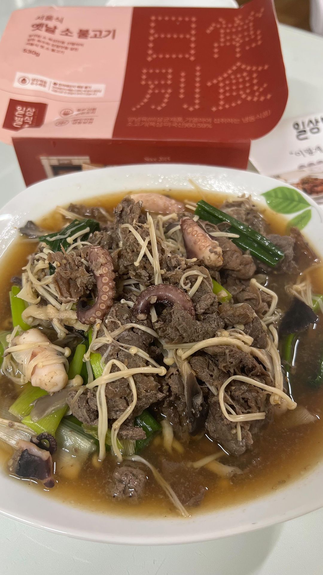 #협찬
보글보글 달달하니 맛있는 불고기맛집 #숭의가든
인천 고기명가 숭의가든에서 운영하는 불고기전문점인 #일상별식 에서 나온 불고기밀키트를 먹어보았는데!! 현대백화점 식당가에도 입점된 공인업체라서 진짜 맛보장하는 곳이다~!
OEM 제품이 아닌 자사 공장에서 직접 생산한 제품이라서 믿고먹을 수 있고 충분한 숙성기간을 두고 만들어서 육질도 되게 부드럽고 양념맛이 달달하니 간간하고 딱 남녀노소 호불호 전혀 갈리지않을만한 맛이다!
나는 여기에 파랑 버섯 낙지까지 넣어서 먹었는데 진짜 개꿀맛!!
집에서 이렇게 간편하게 불고기를 제대로 즐길 수 있다니~ 다들 꼭 짧은시간 들여 만들 수 있는 불고기밀키트 구매하시기를!!

#불고기 #집밥 #인천맛집 #한식 #아이반찬 #불고기전골 #불고기맛집 #불고기택배 #택배맛집 #밀키트추천 #밀키트 #냉동식품 #고기맛집 #먹스타 #먹팔 #저녁메뉴