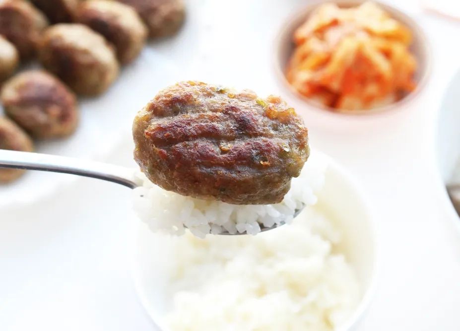 #협찬 

육즙 가득한 떡갈비와
매콤한 청양고추의 만남으로 탄생한
#청양한입떡갈비

청양이 들어가서 매운맛이 강할줄 알았는데
자극적으로 막 매운 게 아닌
느끼함을 잡아줄 정도의 매콤함이라
초등학생인 아이들도 맛있다며 잘먹고
간식이나 맥주 안주로도 넘 괜찮더라고요

✔️오동통한 두께에 부드러운 식감
✔️직화그릴 오븐으로 구워 불향도 가득
느끼하지 않고 깔끔하니
질리지 않고 계속 들어가네요~🤩
.
.
.
#굿프랜즈 #떡갈비 #아이간식 #술안주 #간식 #고기반찬 #간편조리 #간편식품
